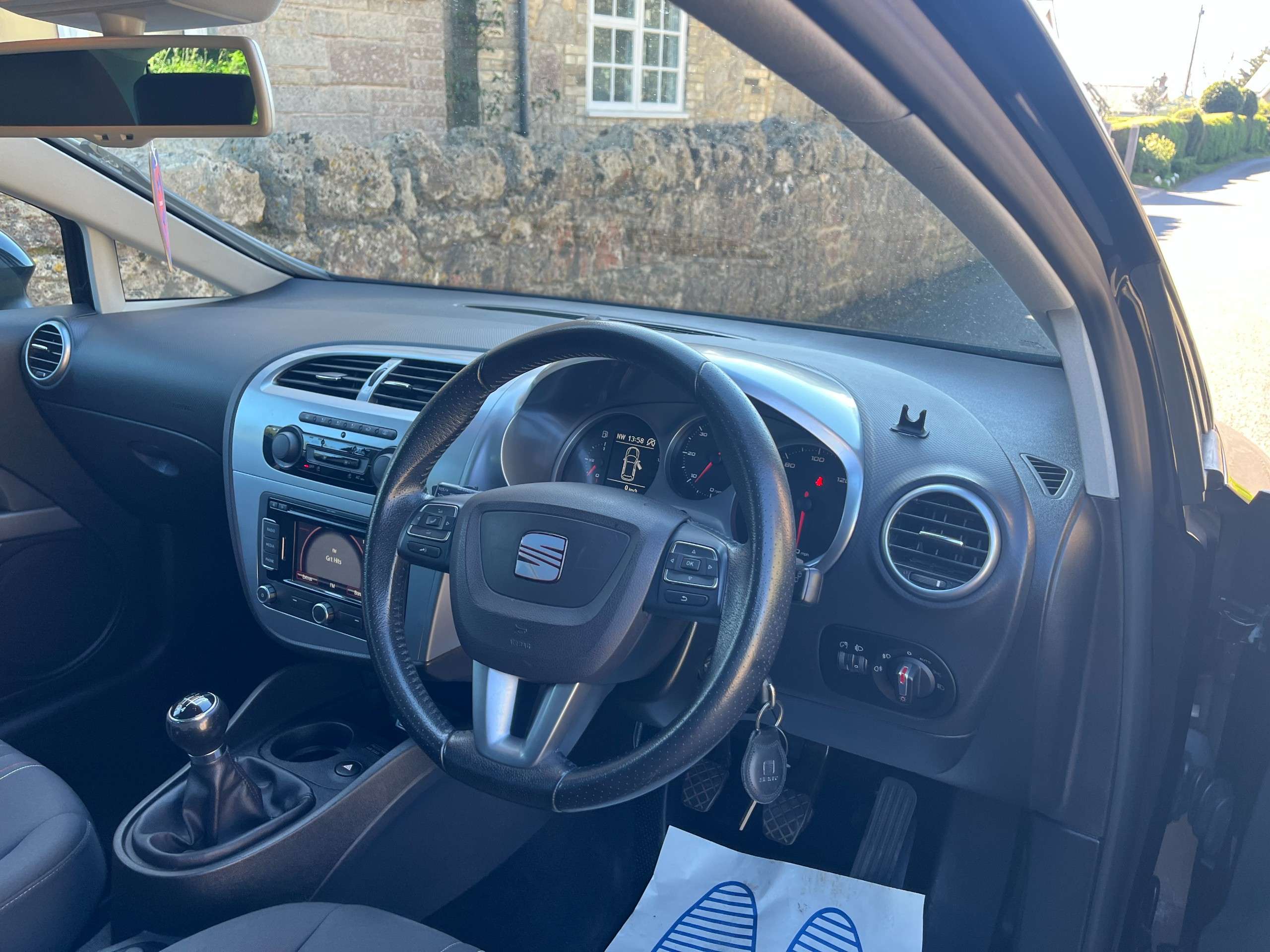 A 2011 SEAT LEON 1.6 TDI CR SE Copa Hatchback 5dr Diesel Manual Euro 5 (s/s) (105 ps) A 2011 SEAT LEON 1.6 TDI CR SE Copa Hatchback 5dr Diesel Manual Euro 5 (s/s) (105 ps)