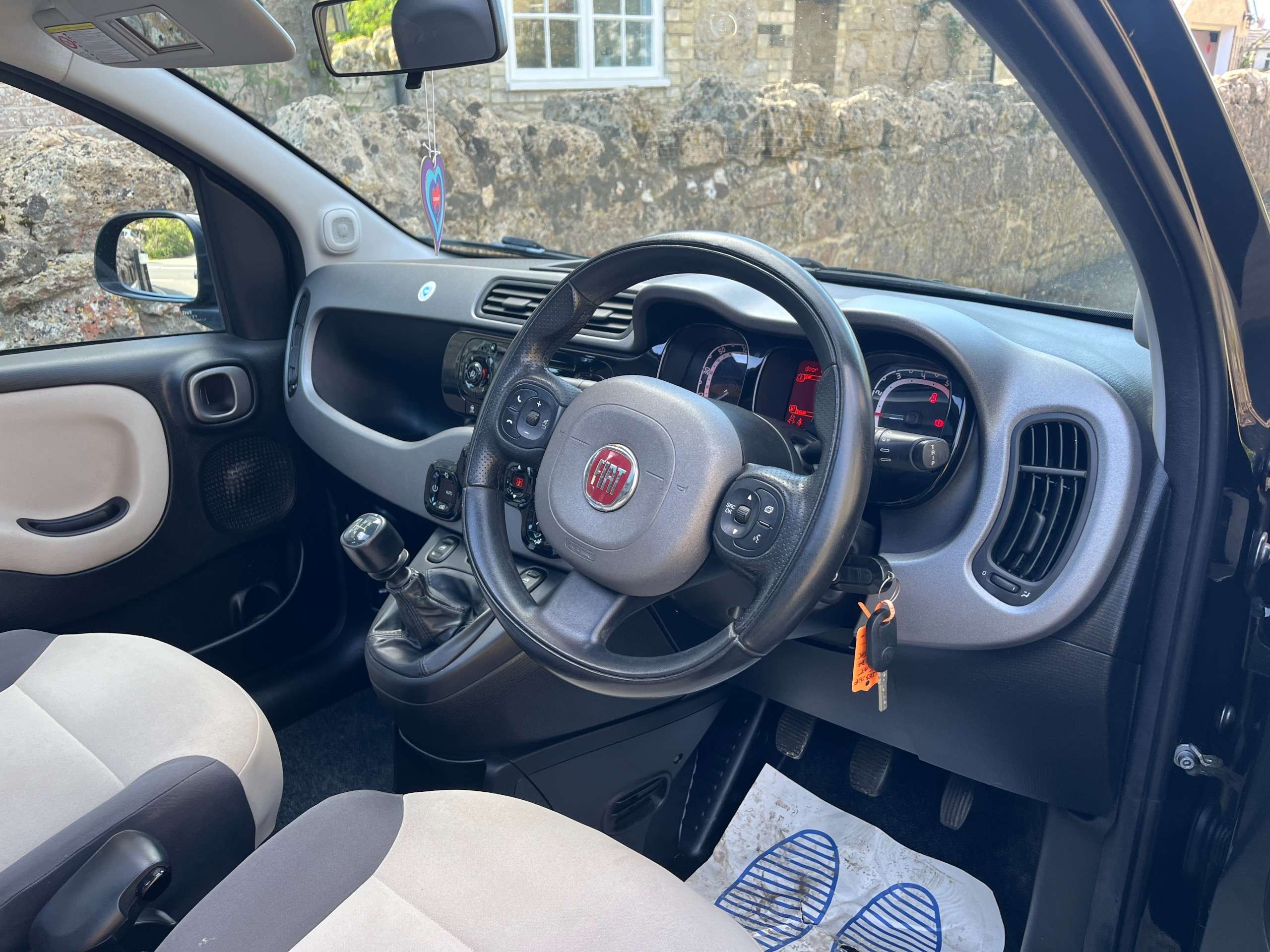 A 2013 FIAT PANDA 0.9 TwinAir Lounge Hatchback 5dr Petrol Manual Euro 5 (s/s) (85 bhp) A 2013 FIAT PANDA 0.9 TwinAir Lounge Hatchback 5dr Petrol Manual Euro 5 (s/s) (85 bhp)