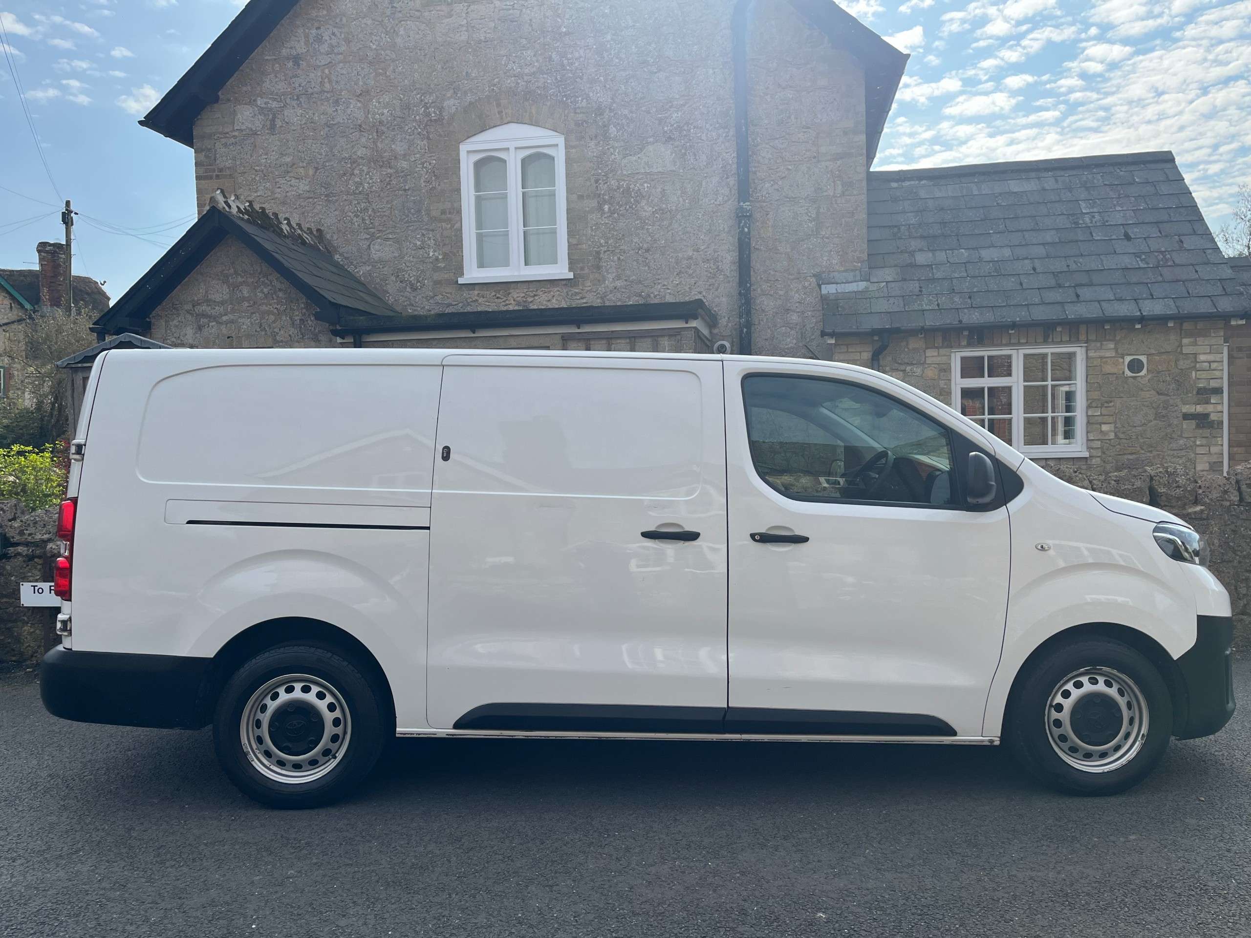 A 2021 TOYOTA PROACE 2.0D Icon Long Panel Van 6dr Diesel Manual LWB Euro 6 (s/s) (120 ps) A 2021 TOYOTA PROACE 2.0D Icon Long Panel Van 6dr Diesel Manual LWB Euro 6 (s/s) (120 ps)