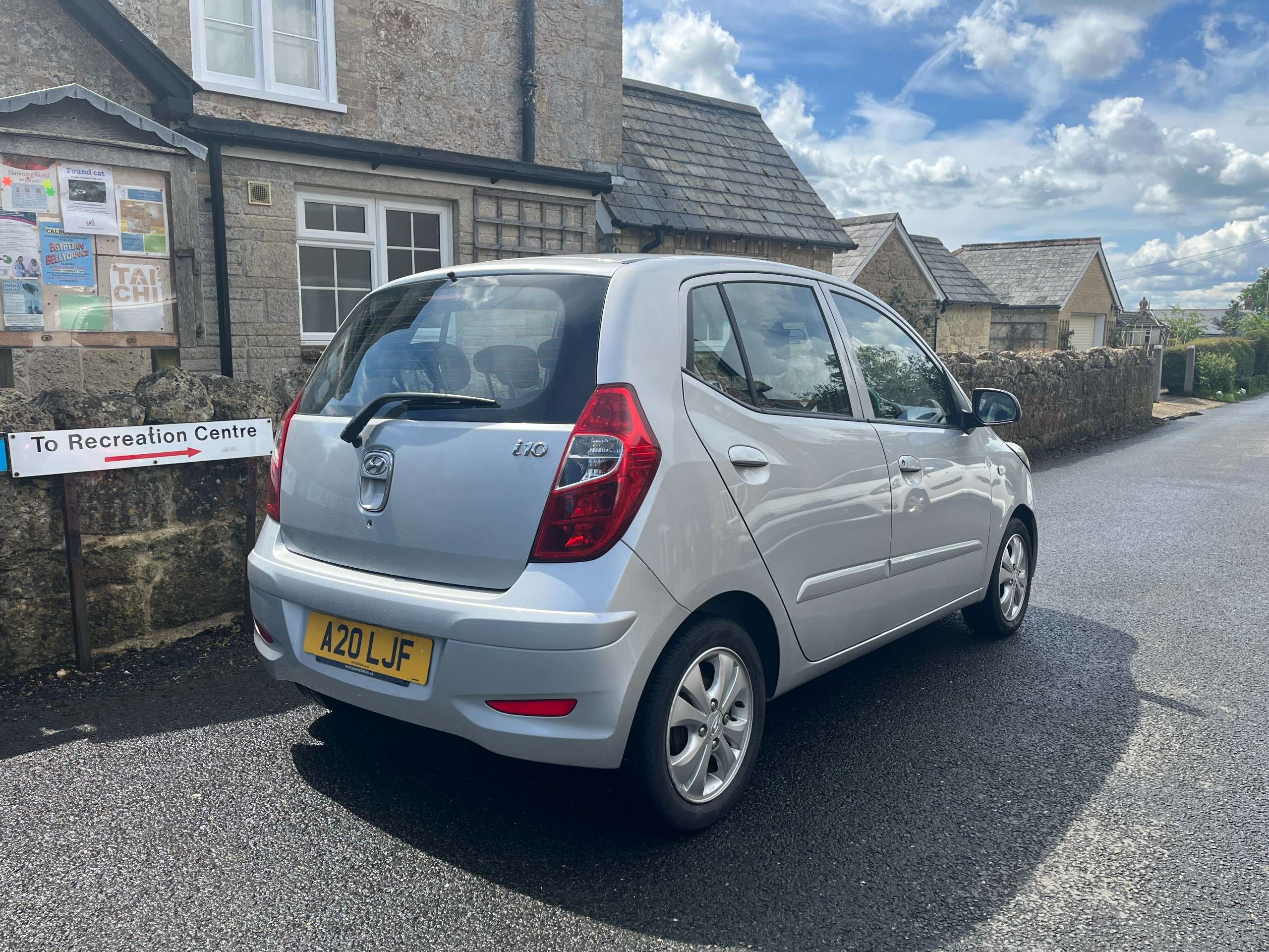 A 2013 HYUNDAI I10 1.2 Active Hatchback 5dr Petrol Manual Euro 5 (85 bhp) A 2013 HYUNDAI I10 1.2 Active Hatchback 5dr Petrol Manual Euro 5 (85 bhp)