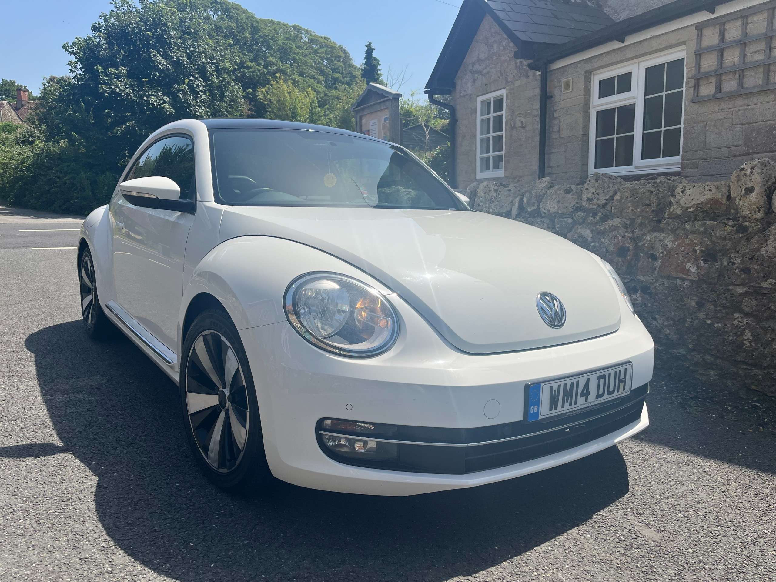 A 2014 VOLKSWAGEN BEETLE 1.2 TSI Design Hatchback 3dr Petrol Manual 6Spd Euro 5 (105 ps) A 2014 VOLKSWAGEN BEETLE 1.2 TSI Design Hatchback 3dr Petrol Manual 6Spd Euro 5 (105 ps)