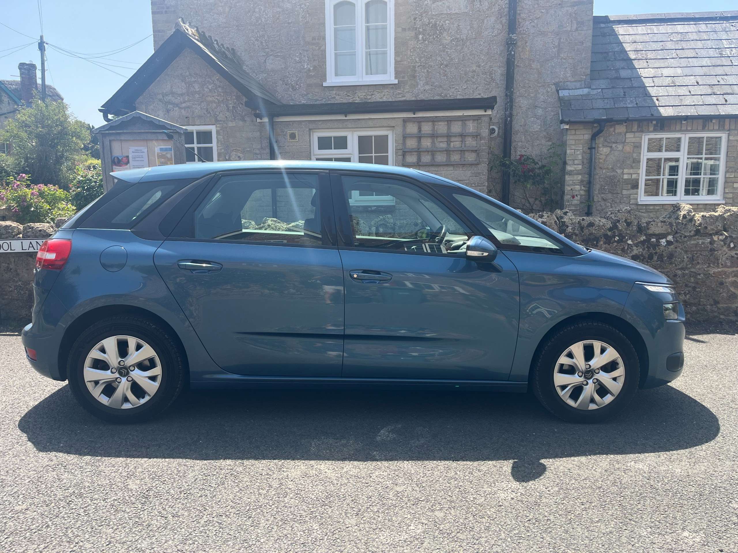 A 2014 CITROEN C4 PICASSO 1.6 HDi VTR+ MPV 5dr Diesel Manual Euro 5 (90 ps) A 2014 CITROEN C4 PICASSO 1.6 HDi VTR+ MPV 5dr Diesel Manual Euro 5 (90 ps)