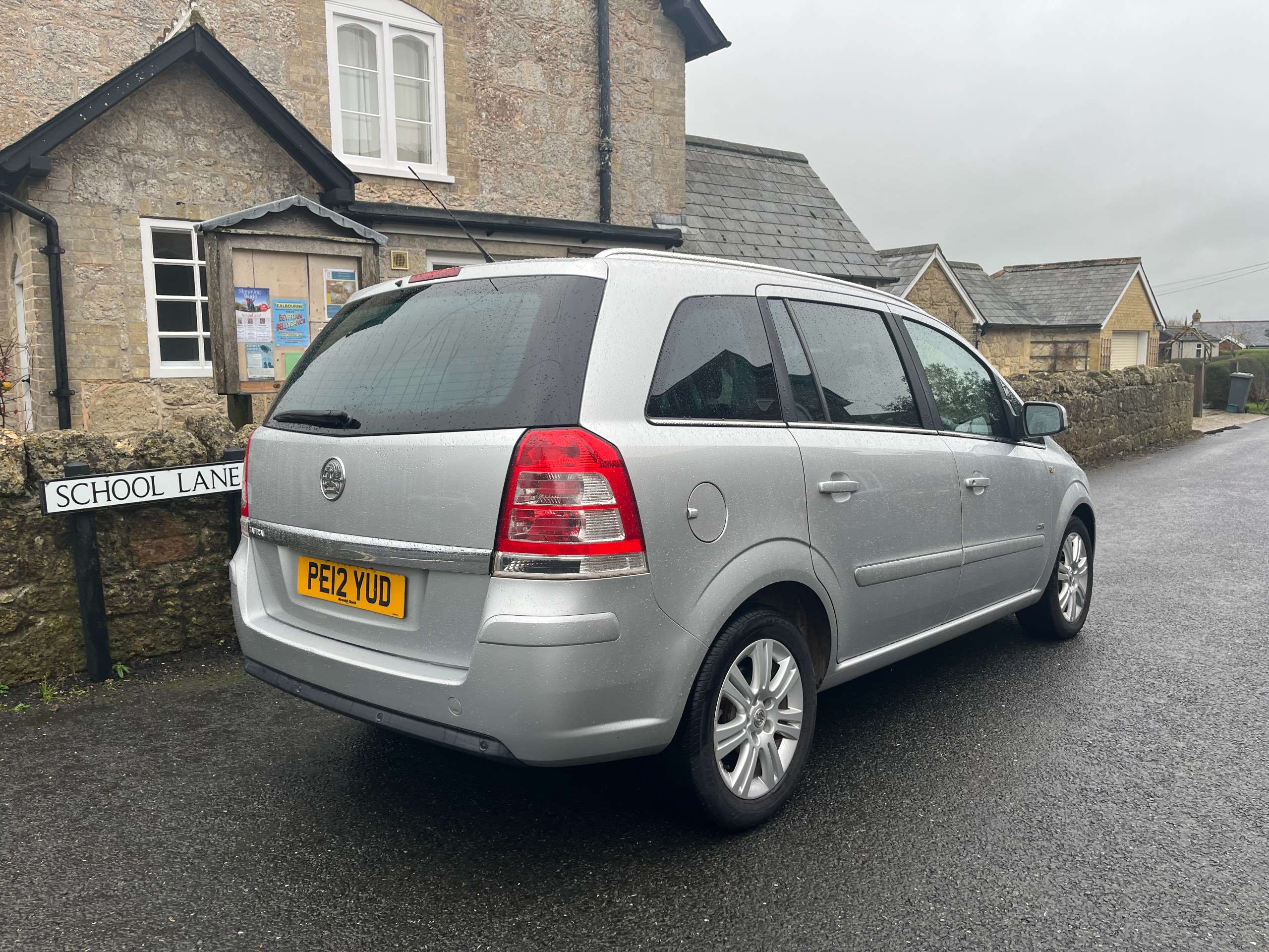A 2012 VAUXHALL ZAFIRA 1.6 16V Design MPV 5dr Petrol Manual Euro 5 (SNav) (115 ps) A 2012 VAUXHALL ZAFIRA 1.6 16V Design MPV 5dr Petrol Manual Euro 5 (SNav) (115 ps)