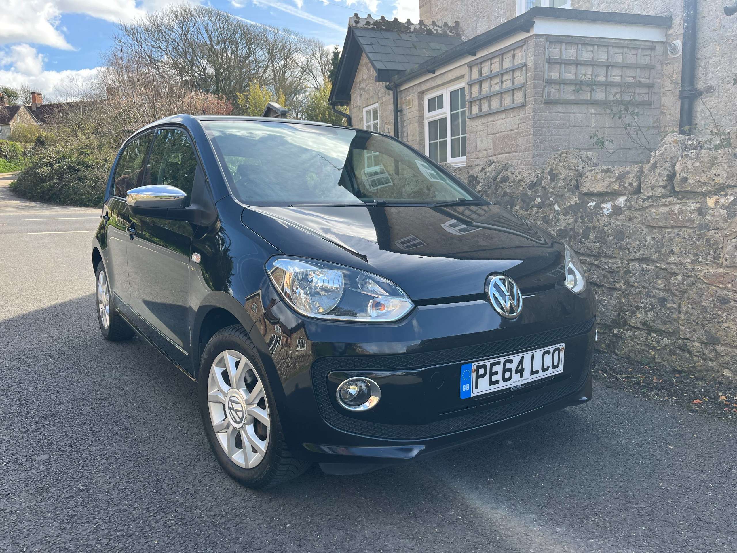 A 2014 VOLKSWAGEN UP! 1.0 Move up Hatchback 5dr Petrol Manual A 2014 VOLKSWAGEN UP! 1.0 Move up Hatchback 5dr Petrol Manual