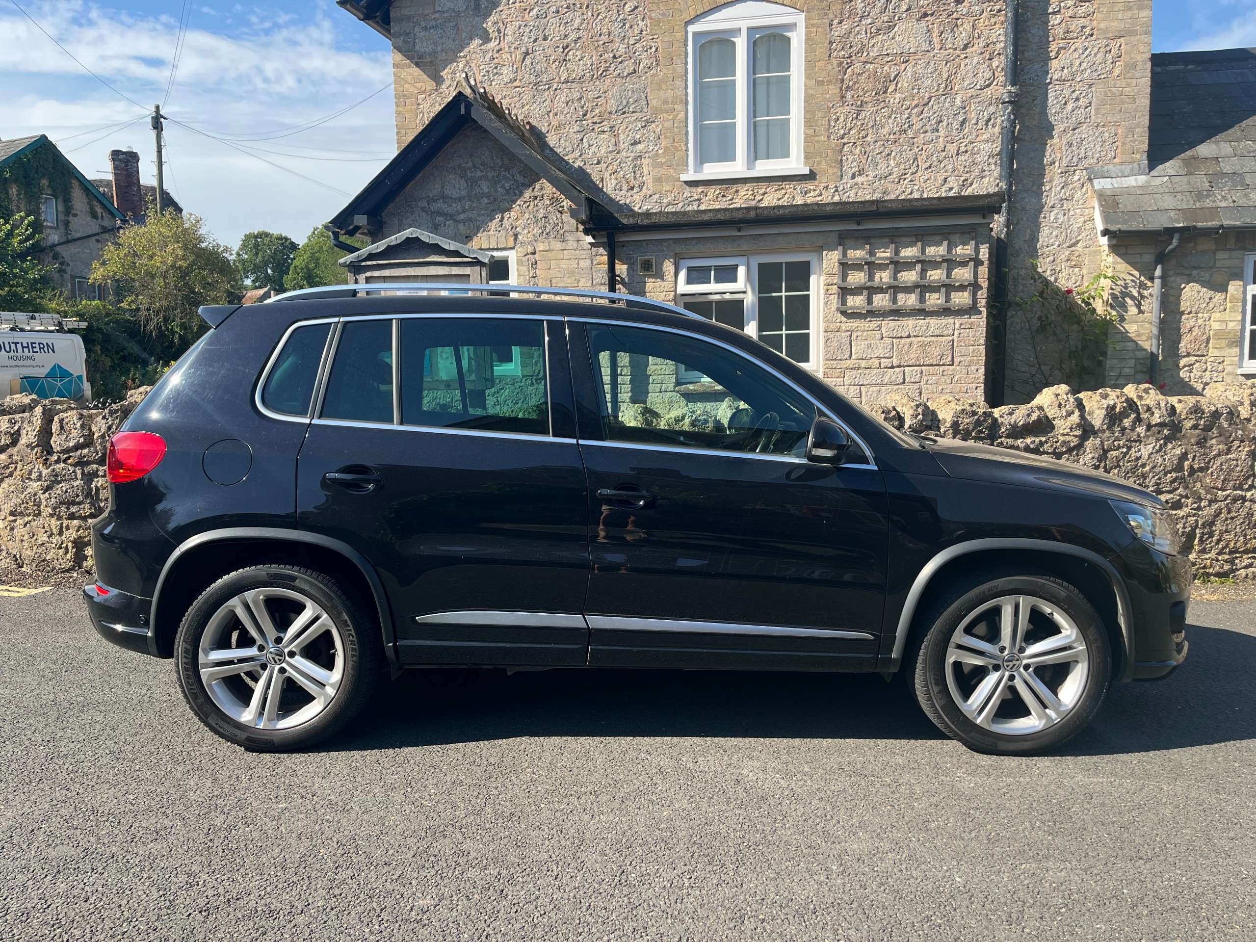 A 2014 VOLKSWAGEN TIGUAN 2.0 TDI BlueMotion Tech R-Line SUV 5dr Diesel DSG 4WD Euro 5 (s/s) (Nav) (177 ps) A 2014 VOLKSWAGEN TIGUAN 2.0 TDI BlueMotion Tech R-Line SUV 5dr Diesel DSG 4WD Euro 5 (s/s) (Nav) (177 ps)