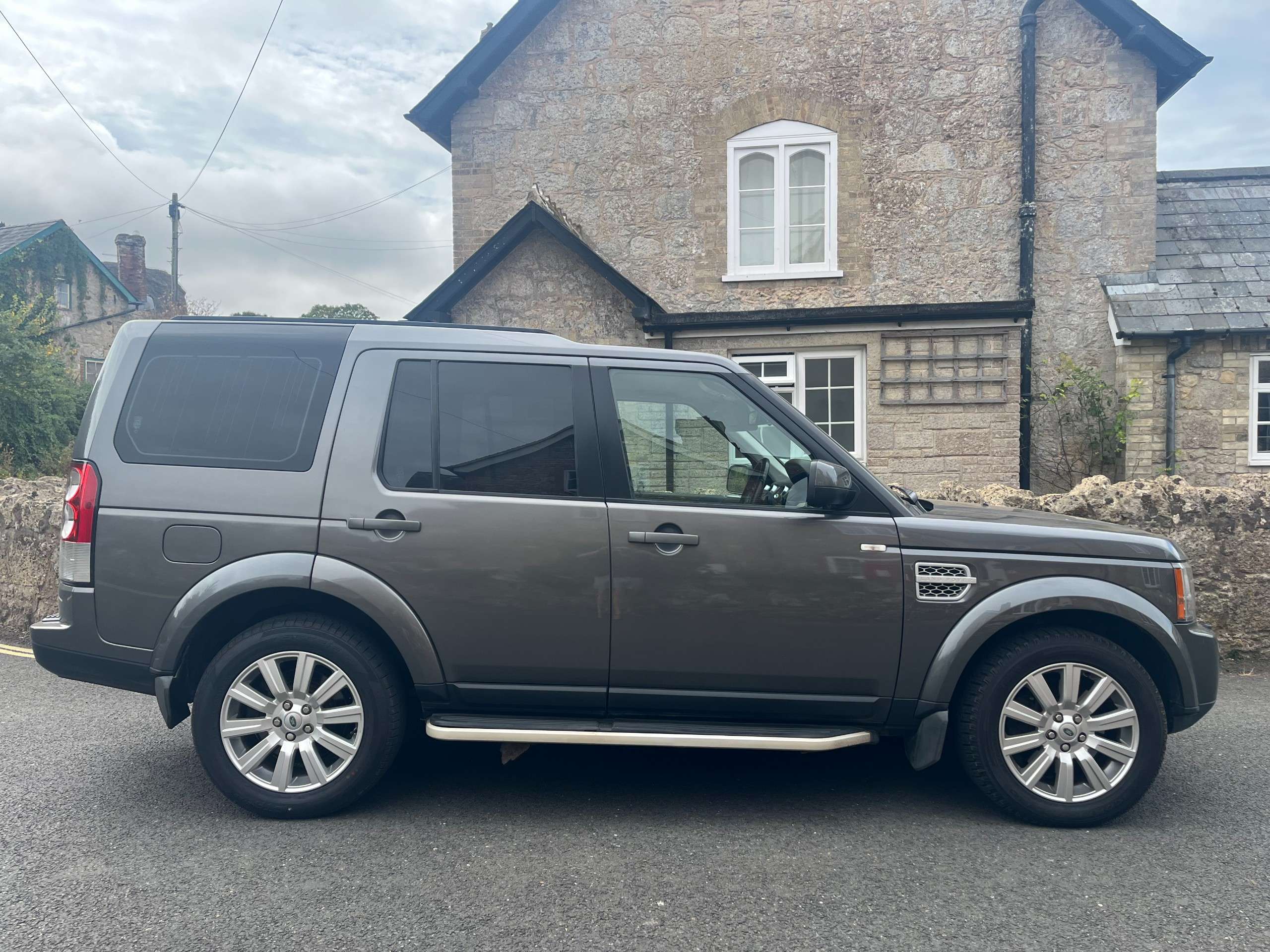 A 2013 LAND ROVER DISCOVERY 4 3.0 SD V6 XS SUV 5dr Diesel Auto 4WD Euro 5 (255 bhp) A 2013 LAND ROVER DISCOVERY 4 3.0 SD V6 XS SUV 5dr Diesel Auto 4WD Euro 5 (255 bhp)