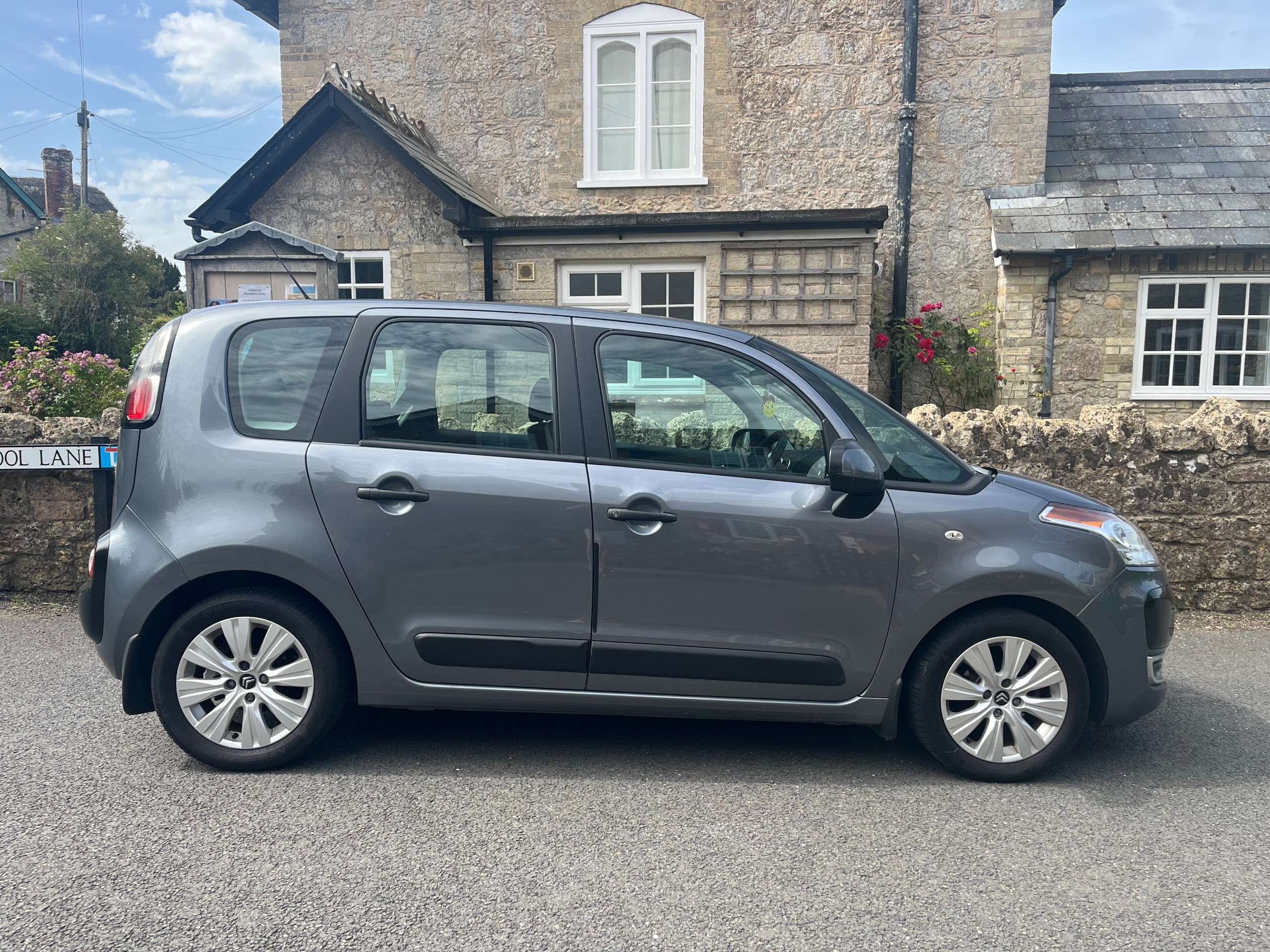 A 2012 CITROEN C3 PICASSO 1.6 HDi VTR+ MPV 5dr Diesel Manual Euro 5 (90 ps) A 2012 CITROEN C3 PICASSO 1.6 HDi VTR+ MPV 5dr Diesel Manual Euro 5 (90 ps)