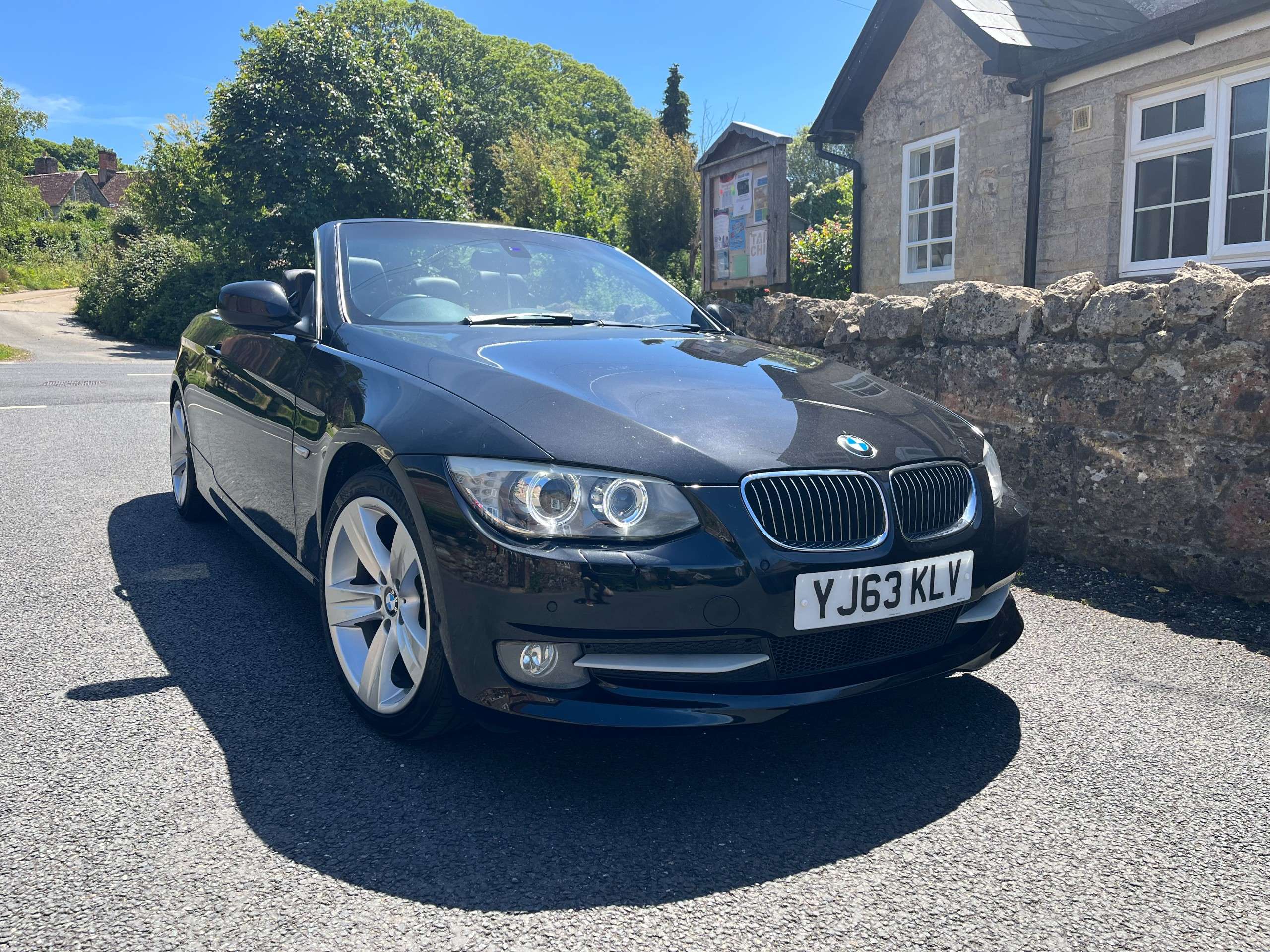 A 2013 BMW 3 SERIES 3.0 330d SE Convertible 2dr Diesel Auto Euro 5 (245 ps) A 2013 BMW 3 SERIES 3.0 330d SE Convertible 2dr Diesel Auto Euro 5 (245 ps)