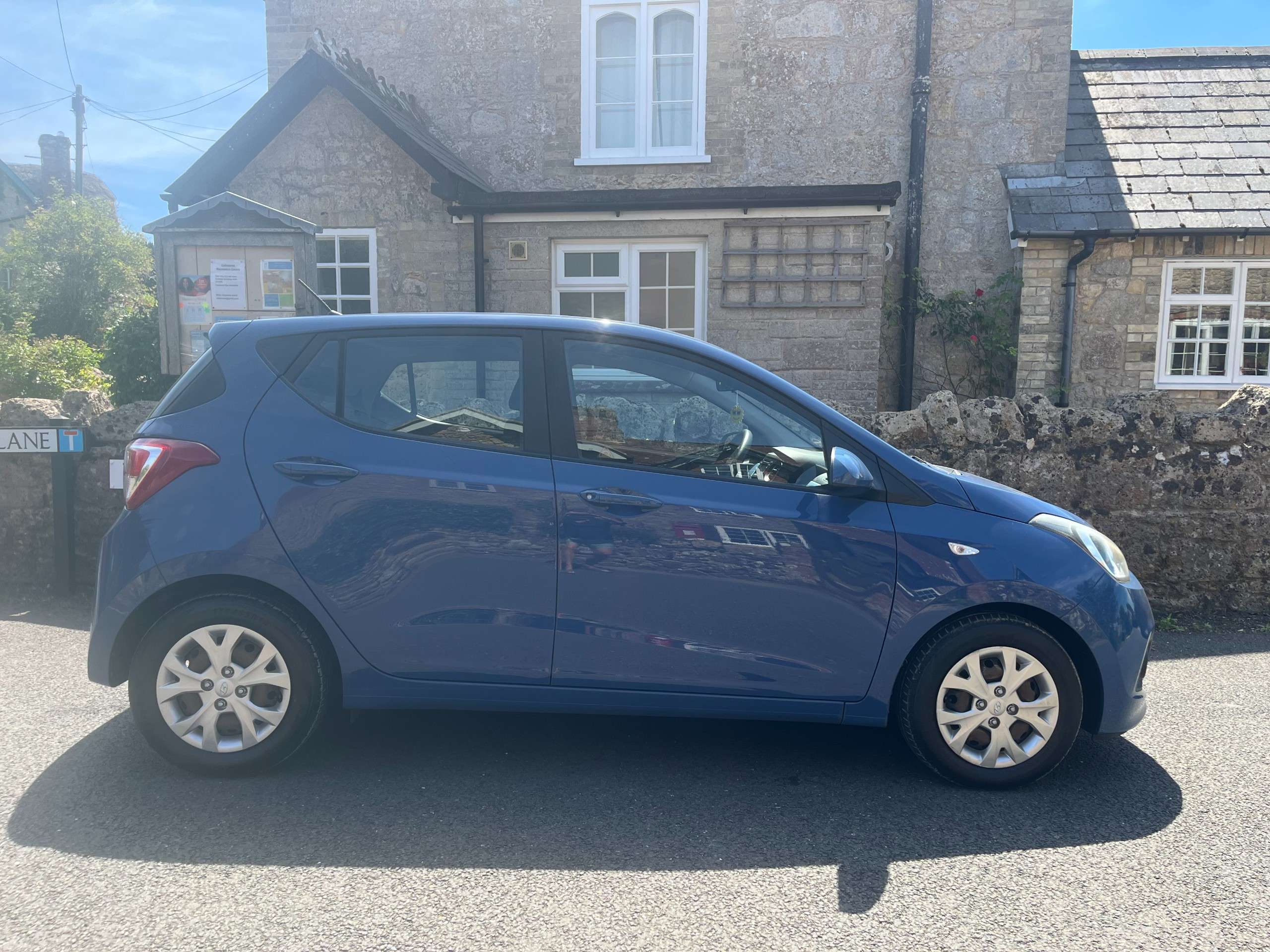 A 2016 HYUNDAI I10 1.0 SE Hatchback 5dr Petrol Manual Euro 5 (66 ps) A 2016 HYUNDAI I10 1.0 SE Hatchback 5dr Petrol Manual Euro 5 (66 ps)