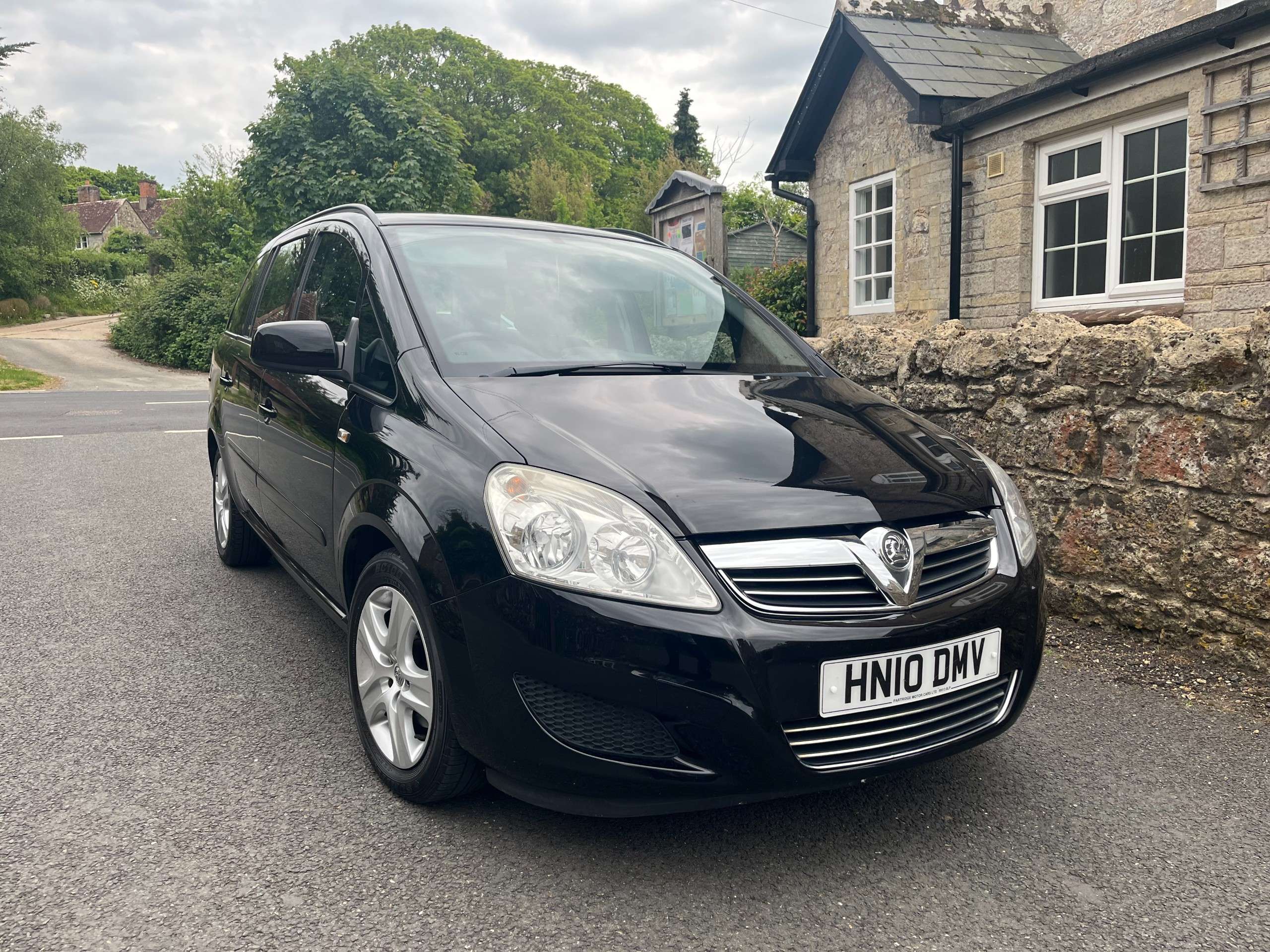 A 2010 VAUXHALL ZAFIRA 1.6 16V Exclusiv MPV 5dr Petrol Manual Euro 4 (115 ps) A 2010 VAUXHALL ZAFIRA 1.6 16V Exclusiv MPV 5dr Petrol Manual Euro 4 (115 ps)