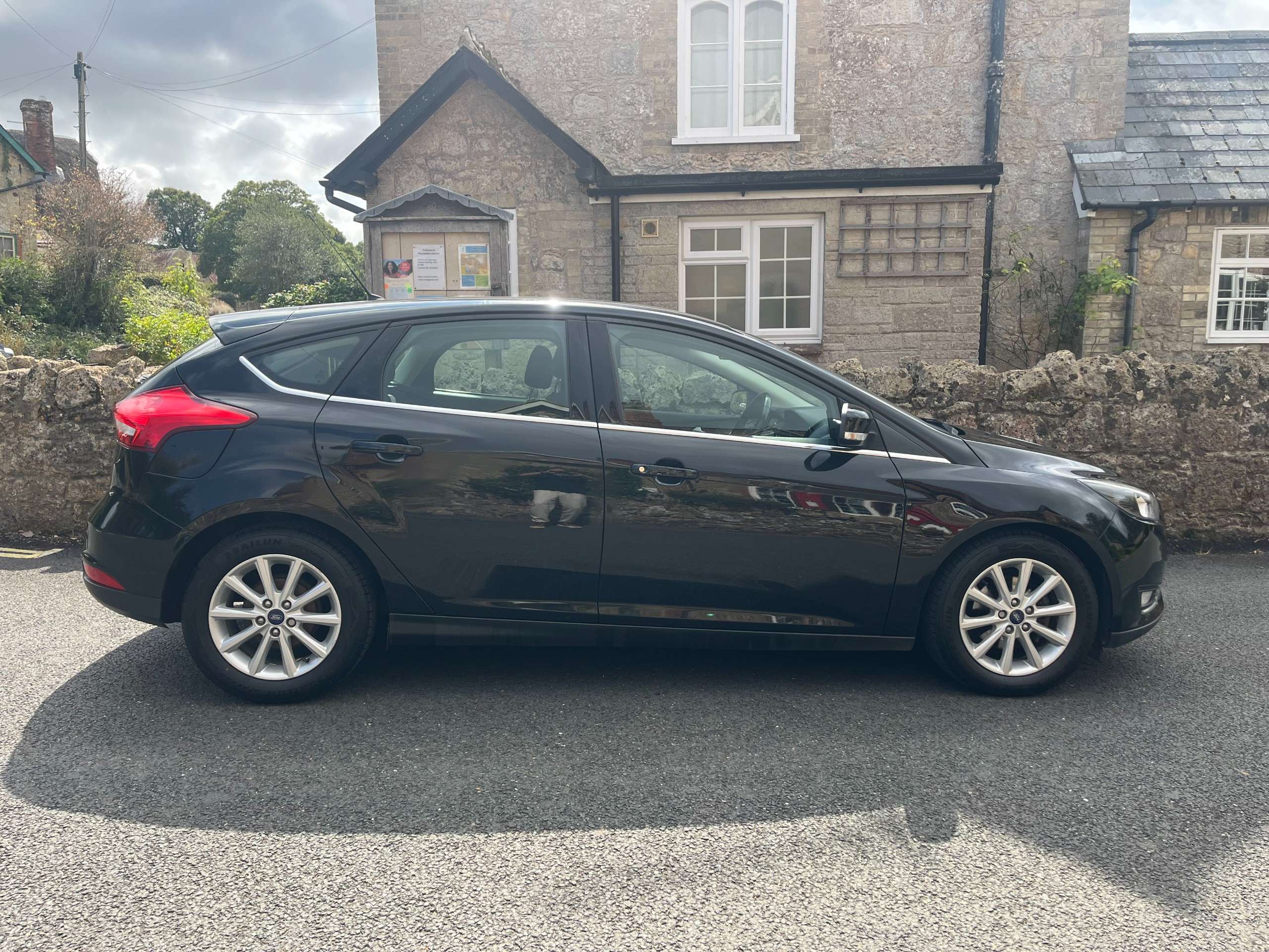 A 2015 FORD FOCUS 1.6 TDCi Titanium Hatchback 5dr Diesel Manual Euro 5 (s/s) (115 ps) A 2015 FORD FOCUS 1.6 TDCi Titanium Hatchback 5dr Diesel Manual Euro 5 (s/s) (115 ps)