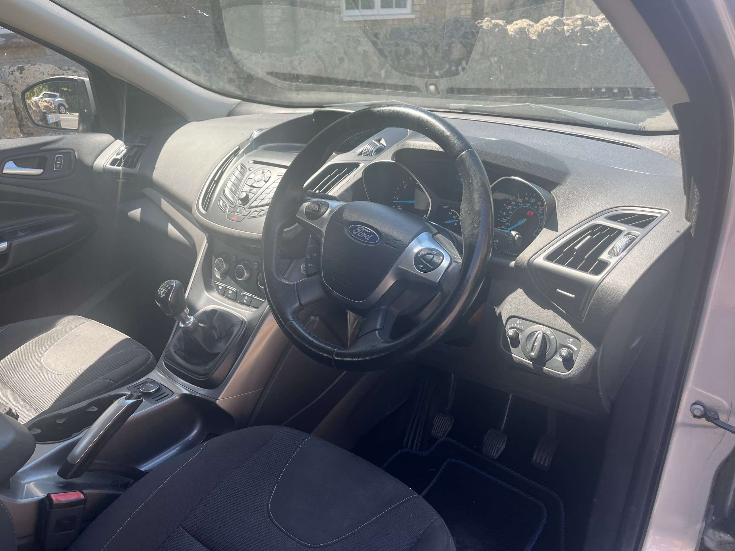 A 2015 FORD KUGA 2.0 TDCi Zetec SUV 5dr Diesel Manual 2WD Euro 6 (s/s) (150 ps) A 2015 FORD KUGA 2.0 TDCi Zetec SUV 5dr Diesel Manual 2WD Euro 6 (s/s) (150 ps)