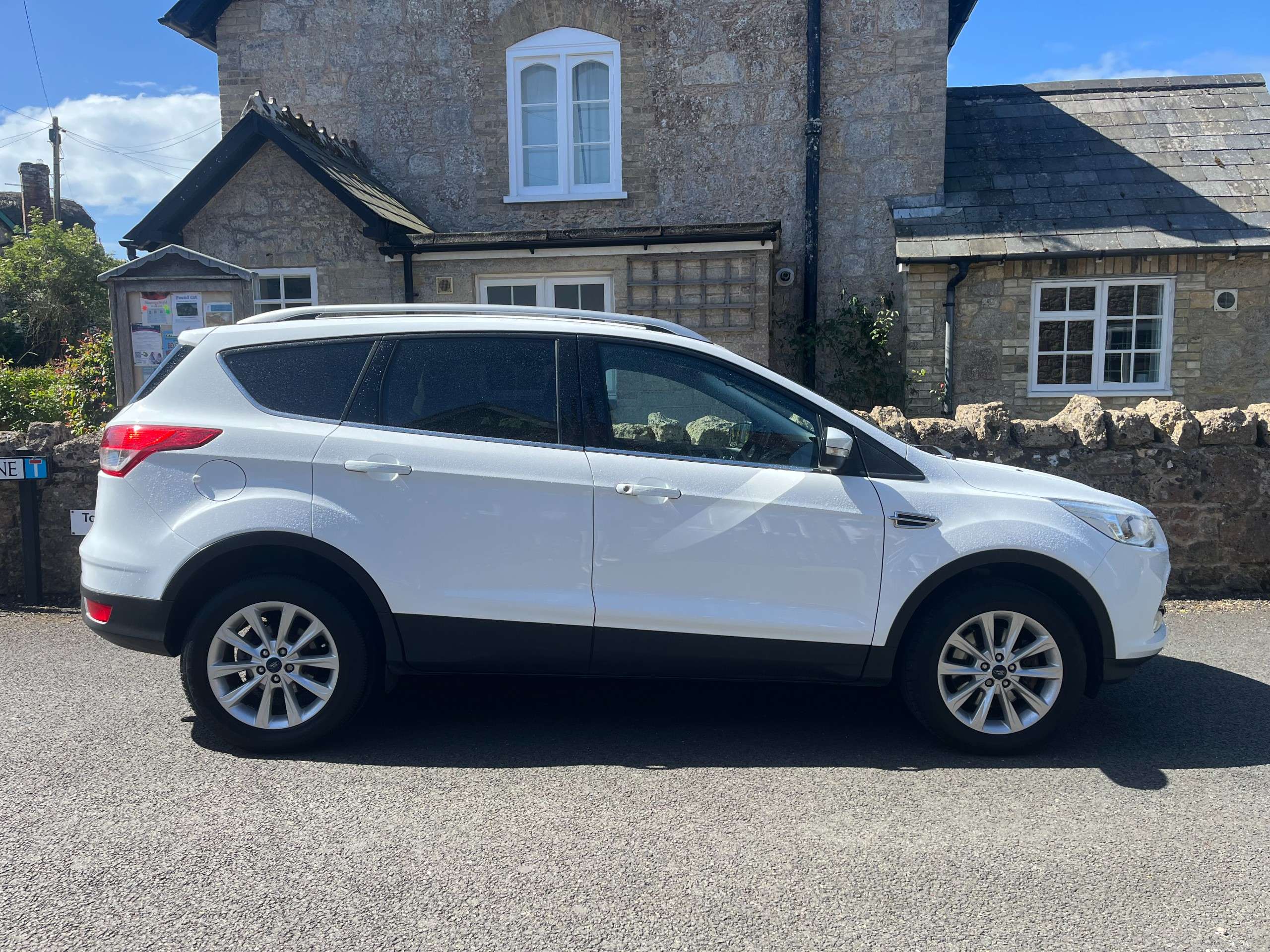 A 2015 FORD KUGA 2.0 TDCi Titanium SUV 5dr Diesel Manual 2WD Euro 6 (s/s) (150 ps) A 2015 FORD KUGA 2.0 TDCi Titanium SUV 5dr Diesel Manual 2WD Euro 6 (s/s) (150 ps)