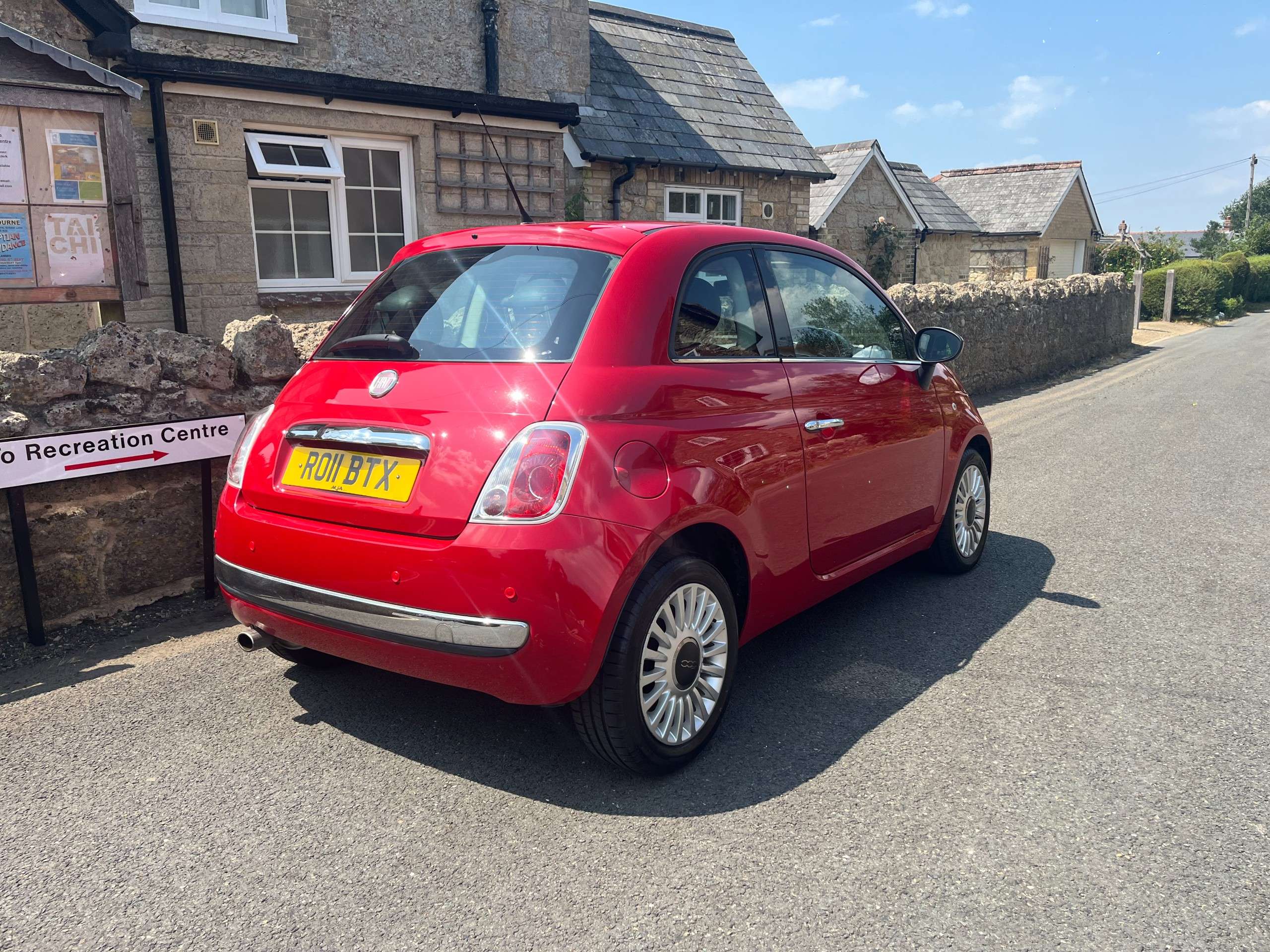 A 2011 FIAT 500 1.2 Lounge Hatchback 3dr Petrol Manual Euro 5 (s/s) (69 bhp) A 2011 FIAT 500 1.2 Lounge Hatchback 3dr Petrol Manual Euro 5 (s/s) (69 bhp)