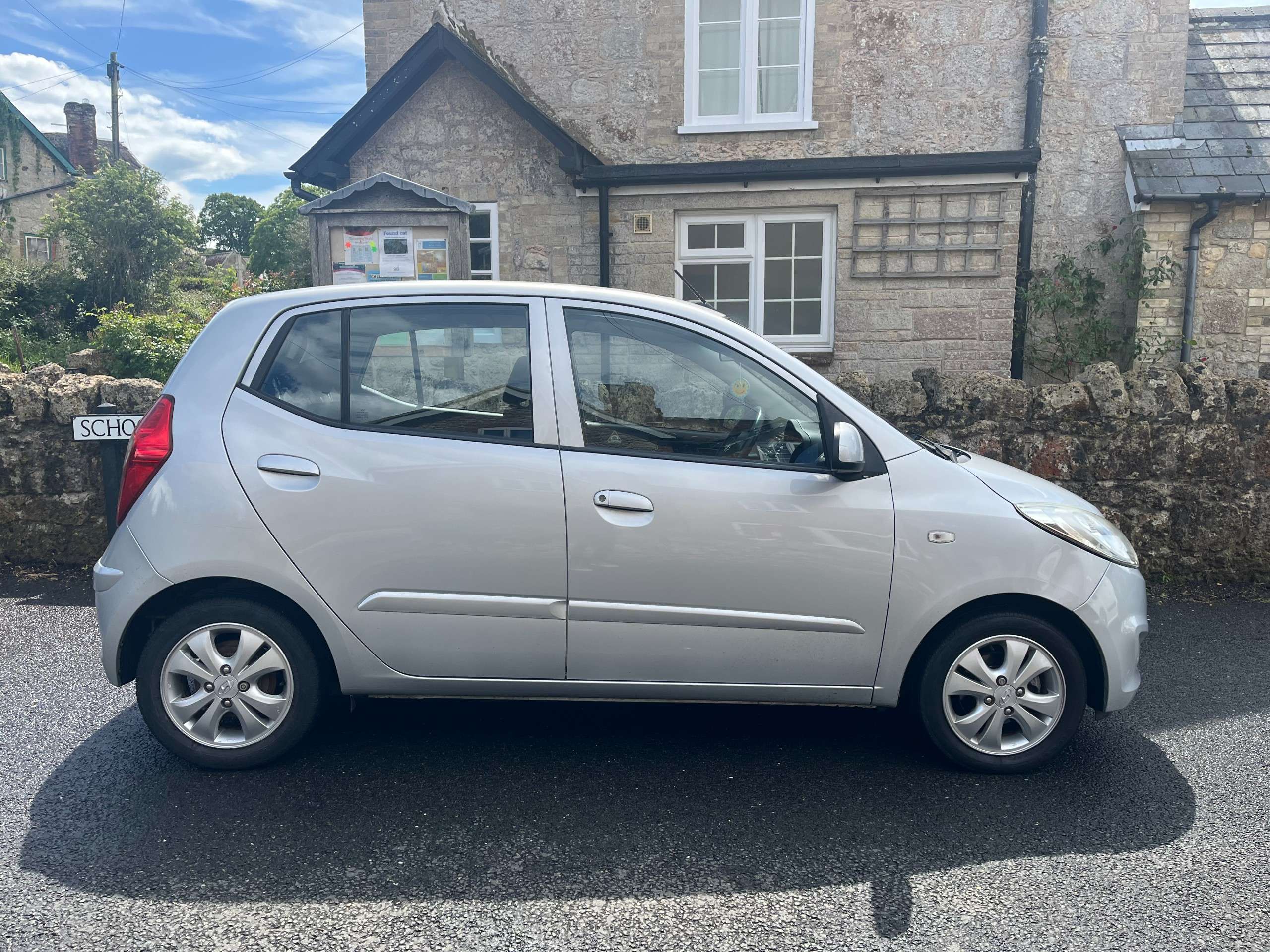 A 2013 HYUNDAI I10 1.2 Active Hatchback 5dr Petrol Manual Euro 5 (85 bhp) A 2013 HYUNDAI I10 1.2 Active Hatchback 5dr Petrol Manual Euro 5 (85 bhp)