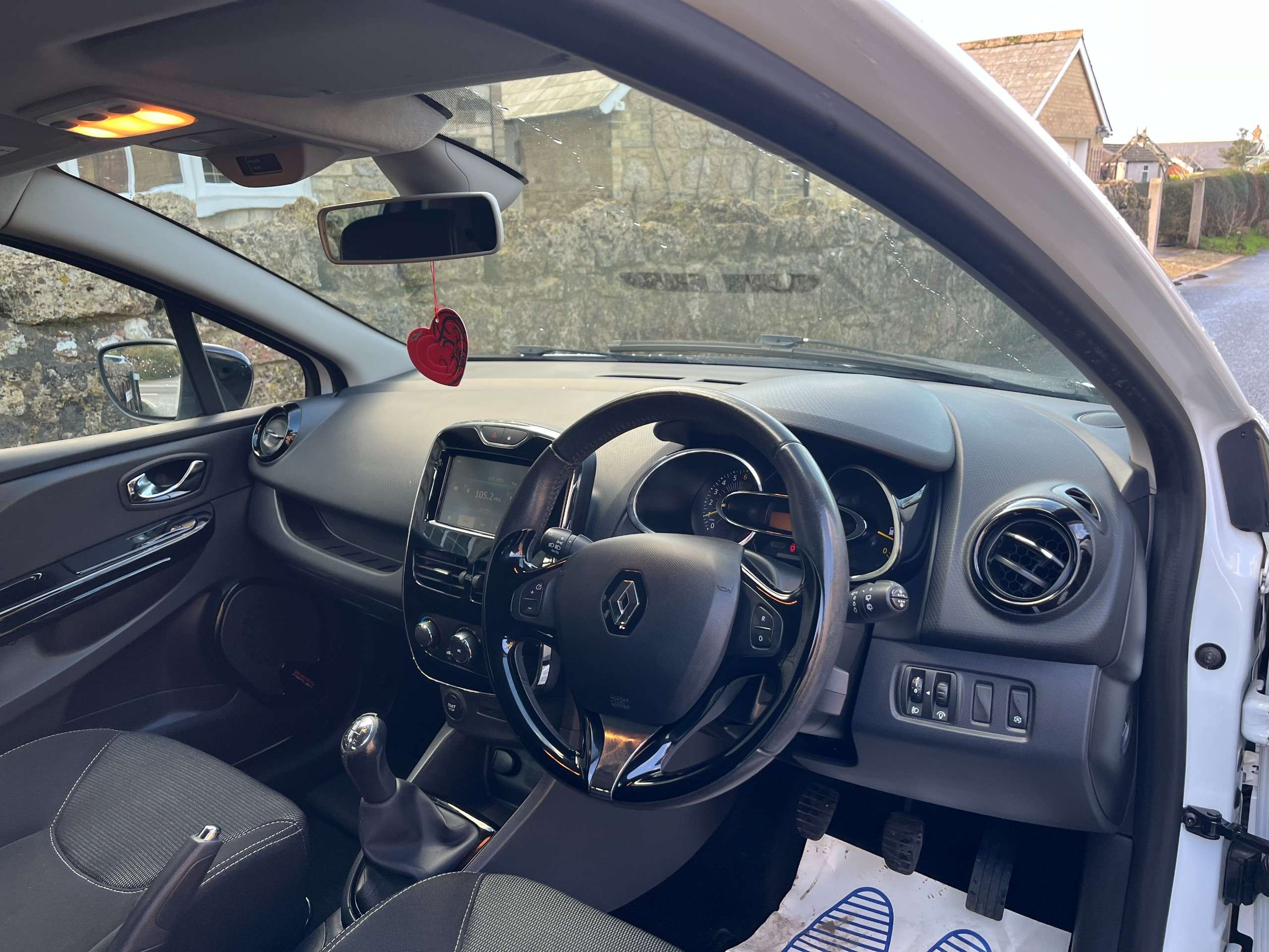 A 2013 RENAULT CLIO 0.9 TCe Dynamique MediaNav Hatchback 5dr Petrol Manual Euro 5 (s/s) (90 ps) A 2013 RENAULT CLIO 0.9 TCe Dynamique MediaNav Hatchback 5dr Petrol Manual Euro 5 (s/s) (90 ps)