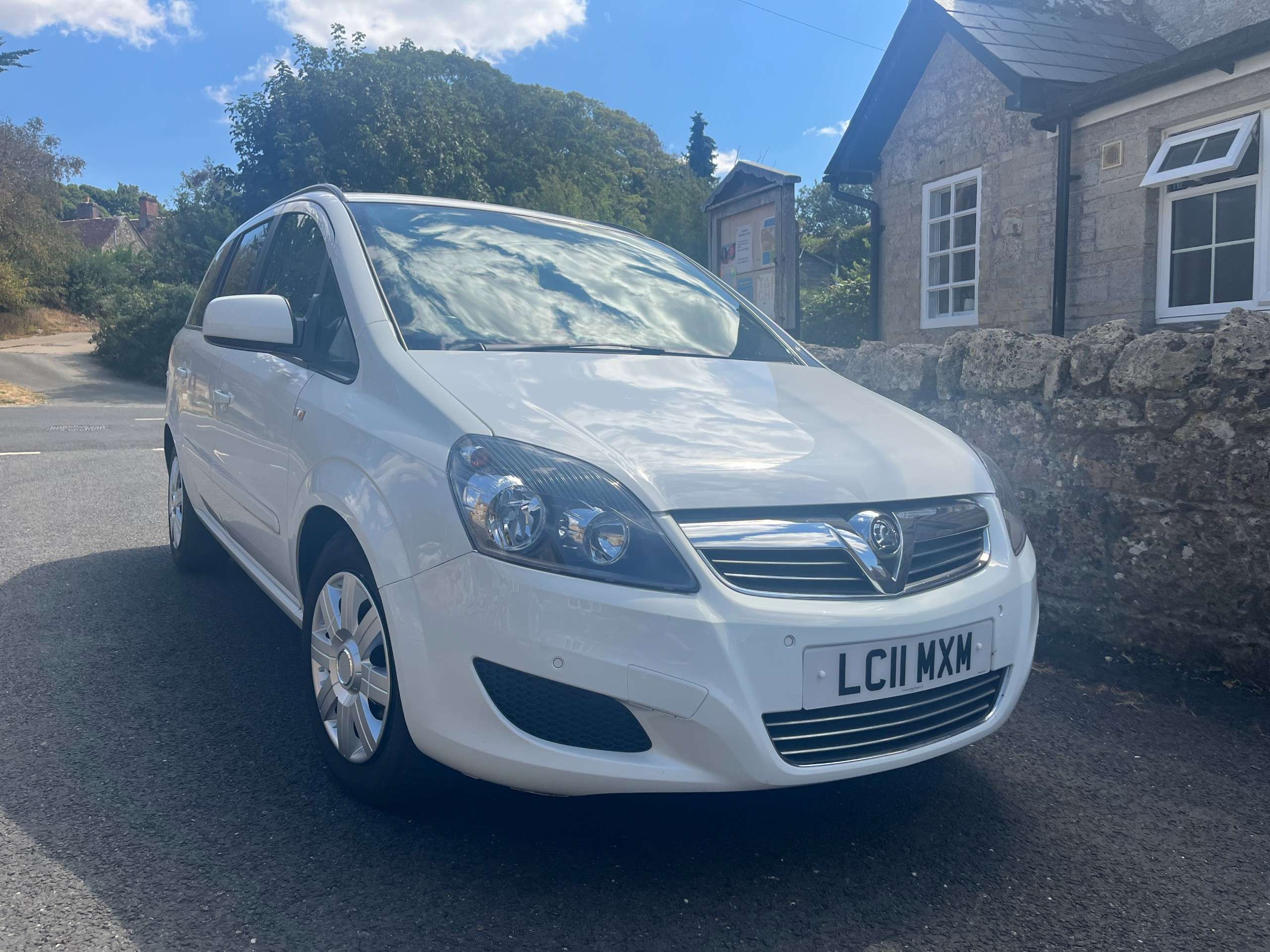 A 2011 VAUXHALL ZAFIRA 1.7 CDTi ecoFLEX Exclusiv MPV 5dr Diesel Manual Euro 5 (110 ps) A 2011 VAUXHALL ZAFIRA 1.7 CDTi ecoFLEX Exclusiv MPV 5dr Diesel Manual Euro 5 (110 ps)