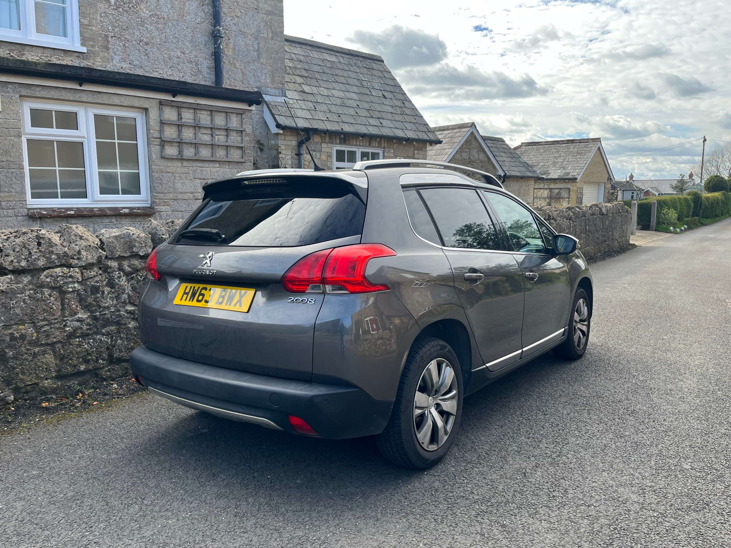 A 2013 PEUGEOT 2008 1.2 VTi Allure SUV 5dr Petrol Manual Euro 5 (82 ps) A 2013 PEUGEOT 2008 1.2 VTi Allure SUV 5dr Petrol Manual Euro 5 (82 ps)