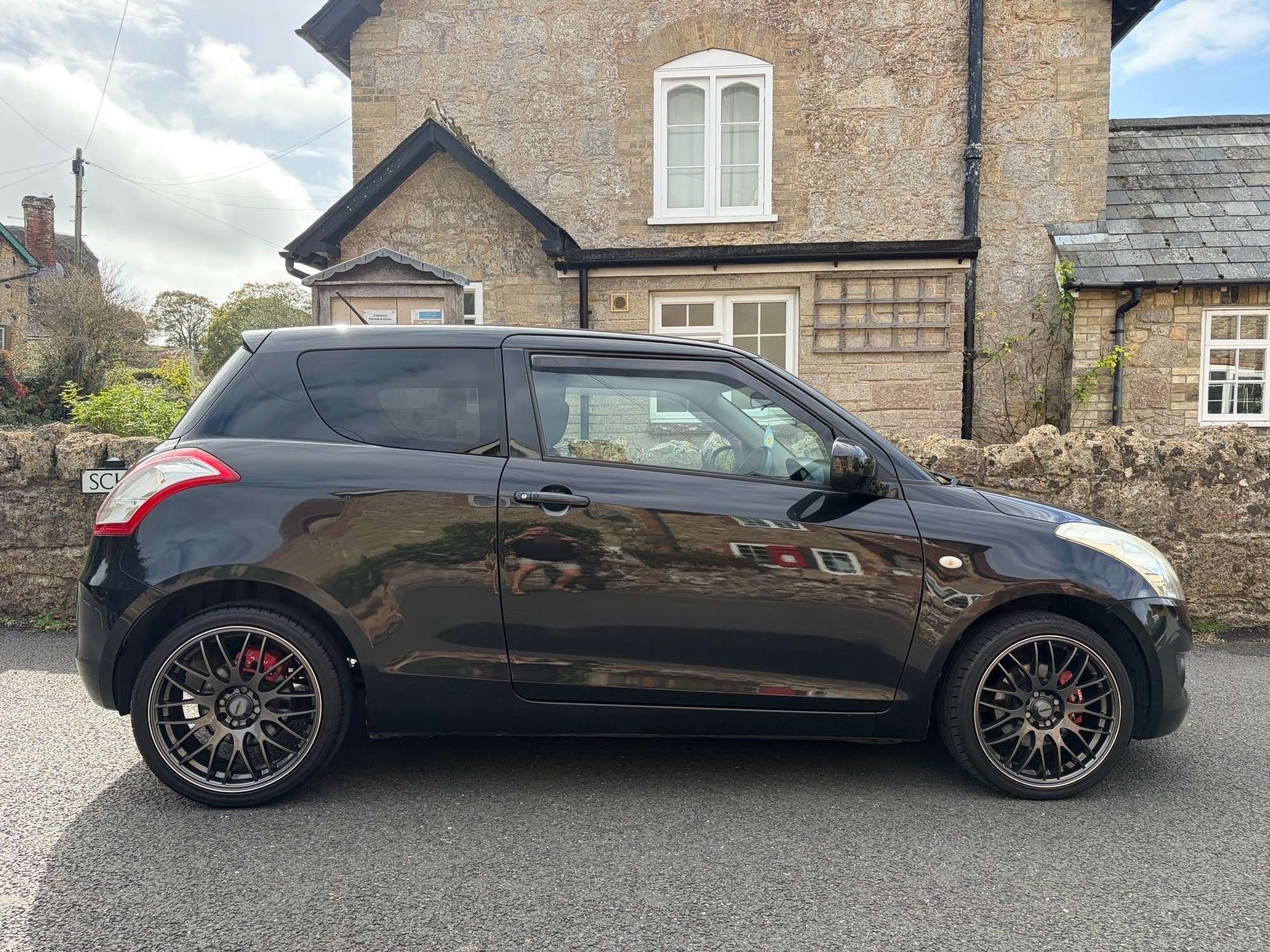A 2013 SUZUKI SWIFT 1.2 SZ4 Hatchback 3dr Petrol Manual Euro 5 (94 ps) A 2013 SUZUKI SWIFT 1.2 SZ4 Hatchback 3dr Petrol Manual Euro 5 (94 ps)