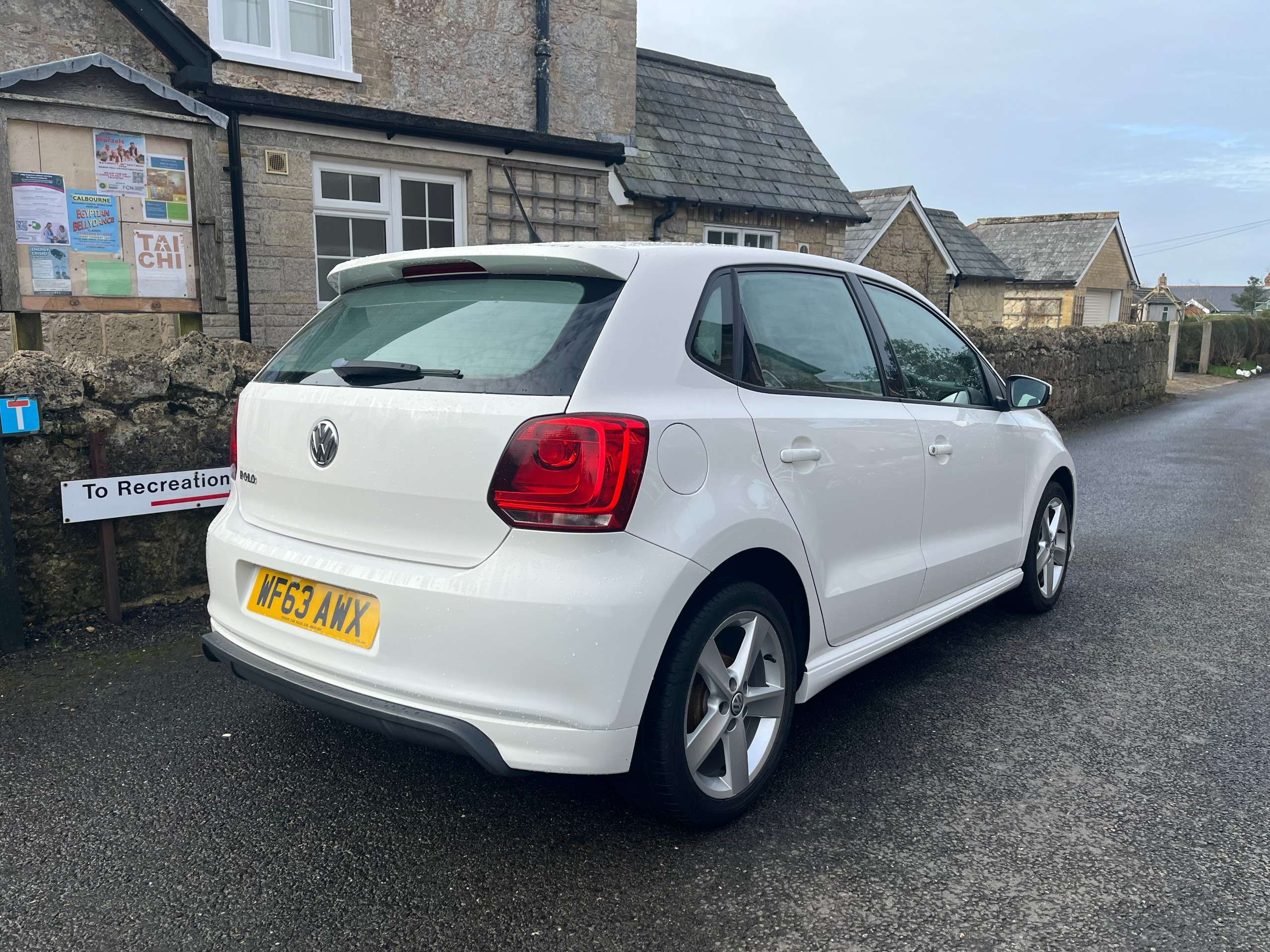 A 2013 VOLKSWAGEN POLO 1.2 R-Line Style Hatchback 5dr Petrol Manual Euro 5 (A/C) (60 ps) A 2013 VOLKSWAGEN POLO 1.2 R-Line Style Hatchback 5dr Petrol Manual Euro 5 (A/C) (60 ps)
