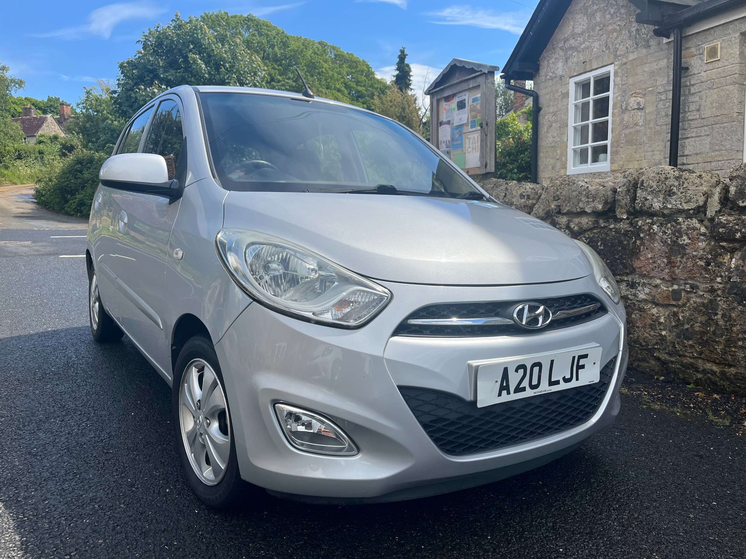 A 2013 HYUNDAI I10 1.2 Active Hatchback 5dr Petrol Manual Euro 5 (85 bhp) A 2013 HYUNDAI I10 1.2 Active Hatchback 5dr Petrol Manual Euro 5 (85 bhp)