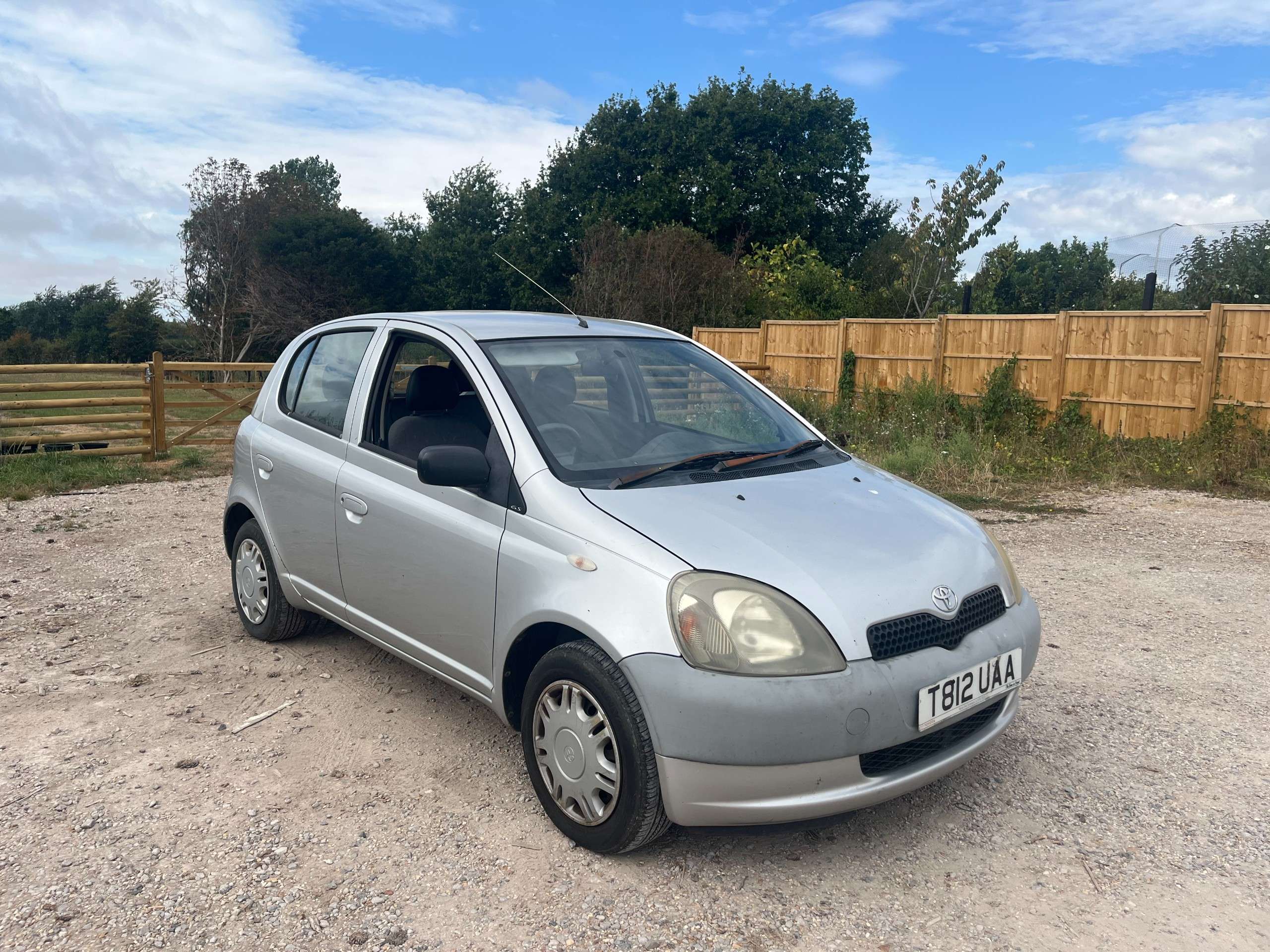 A 1999 TOYOTA YARIS A 1999 TOYOTA YARIS