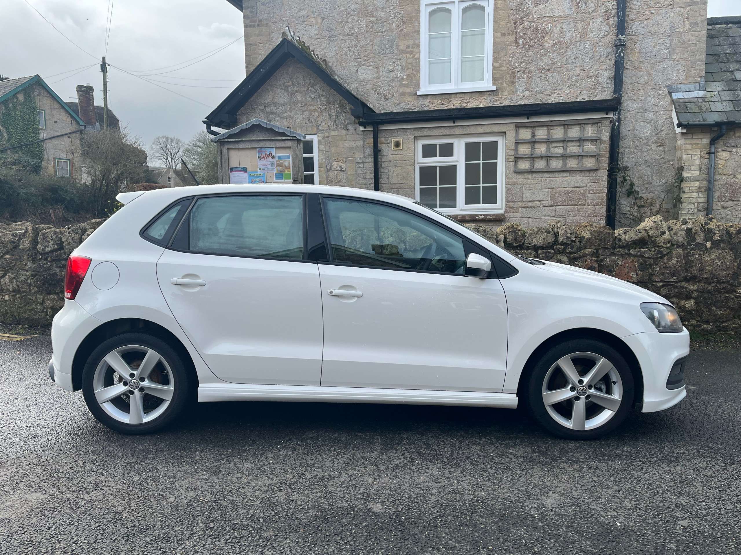 A 2013 VOLKSWAGEN POLO 1.2 R-Line Style Hatchback 5dr Petrol Manual Euro 5 (A/C) (60 ps) A 2013 VOLKSWAGEN POLO 1.2 R-Line Style Hatchback 5dr Petrol Manual Euro 5 (A/C) (60 ps)