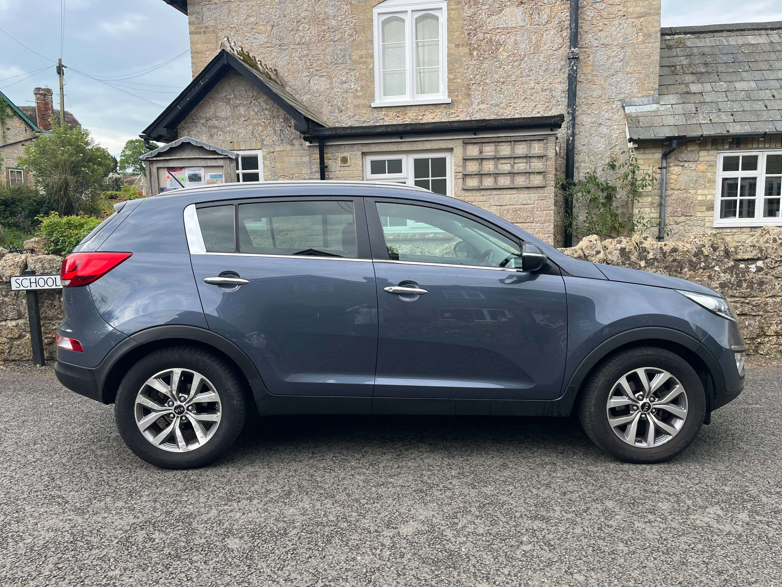 A 2015 KIA SPORTAGE 1.6 GDi EcoDynamics 2 SUV 5dr Petrol Manual 2WD Euro 6 (s/s) (133 bhp) A 2015 KIA SPORTAGE 1.6 GDi EcoDynamics 2 SUV 5dr Petrol Manual 2WD Euro 6 (s/s) (133 bhp)