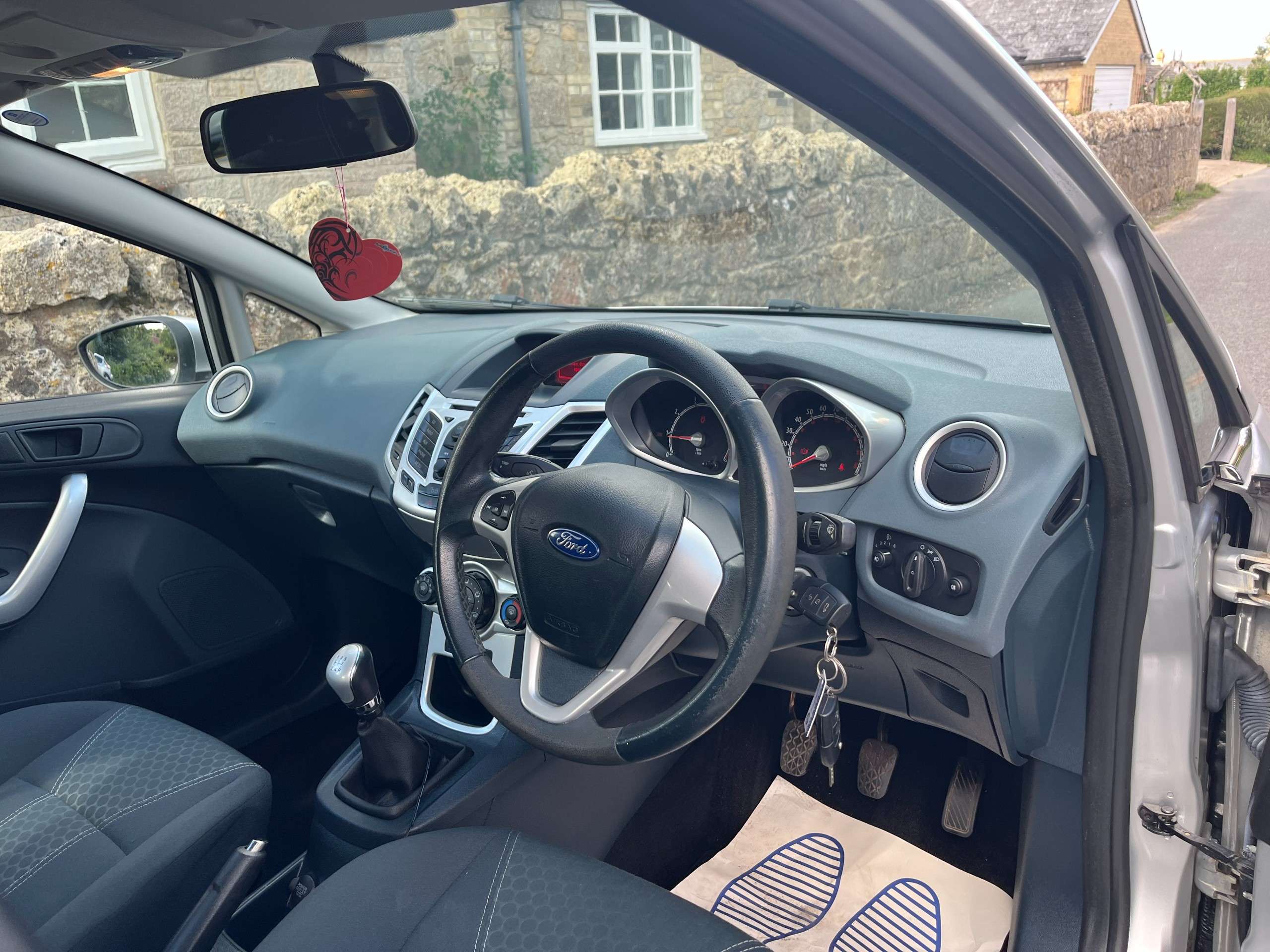 A 2011 FORD FIESTA ZETEC 5-Door A 2011 FORD FIESTA ZETEC 5-Door