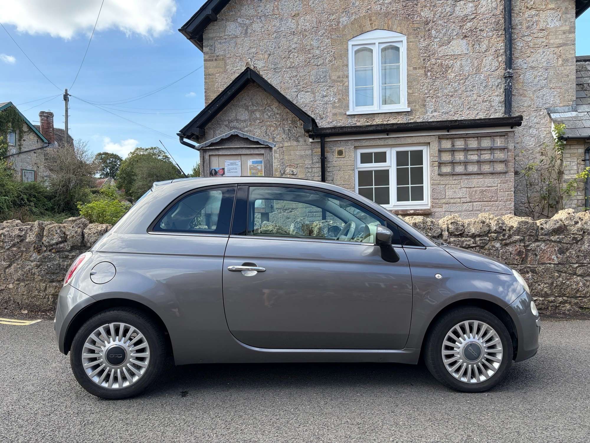 A 2009 FIAT 500 1.3 MultiJet Lounge Hatchback 3dr Diesel Manual Euro 4 (75 bhp) A 2009 FIAT 500 1.3 MultiJet Lounge Hatchback 3dr Diesel Manual Euro 4 (75 bhp)