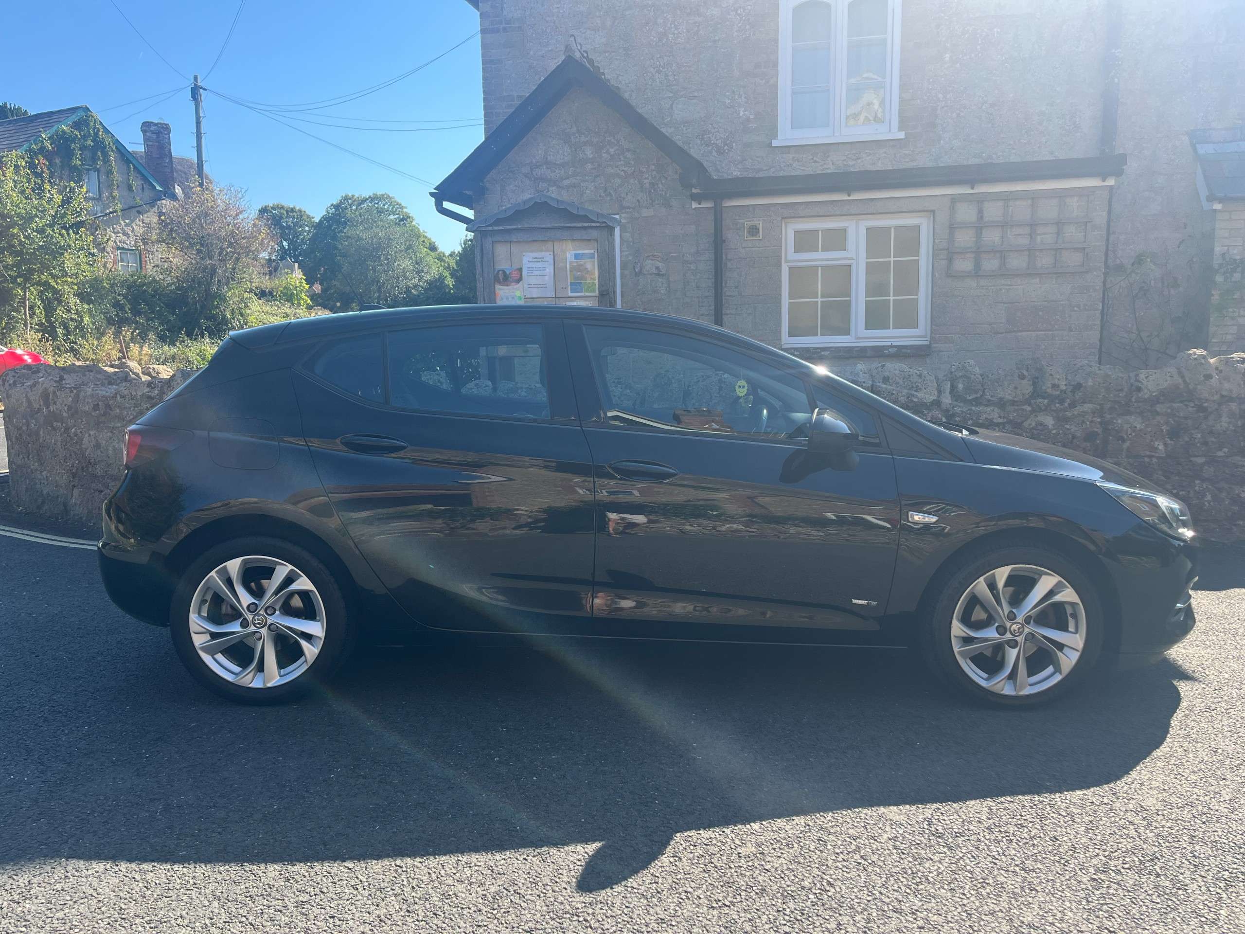 A 2021 VAUXHALL ASTRA 1.5 Turbo D SRi Nav Hatchback 5dr Diesel Manual Euro 6 (s/s) (122 ps) A 2021 VAUXHALL ASTRA 1.5 Turbo D SRi Nav Hatchback 5dr Diesel Manual Euro 6 (s/s) (122 ps)