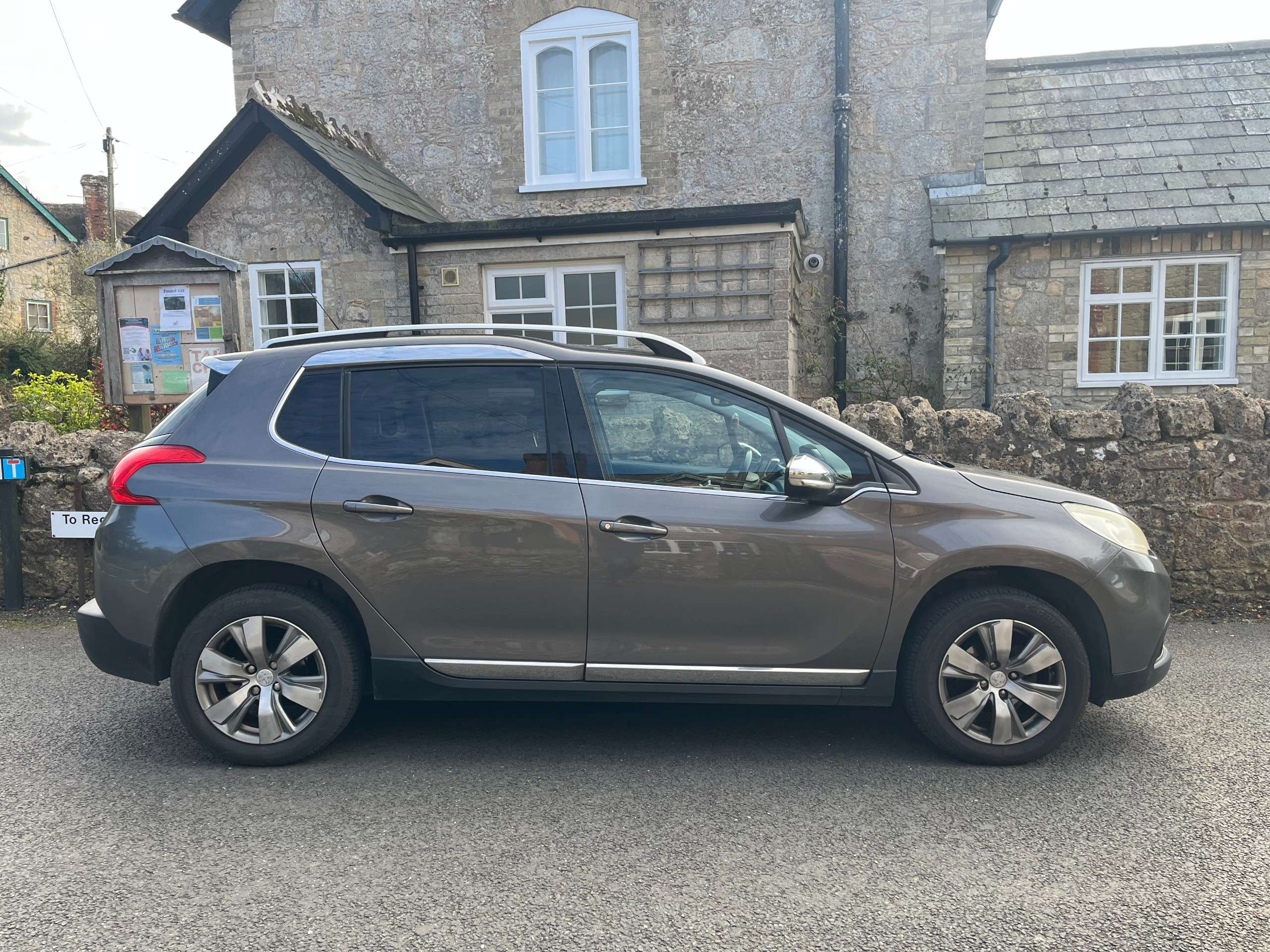 A 2013 PEUGEOT 2008 1.2 VTi Allure SUV 5dr Petrol Manual Euro 5 (82 ps) A 2013 PEUGEOT 2008 1.2 VTi Allure SUV 5dr Petrol Manual Euro 5 (82 ps)