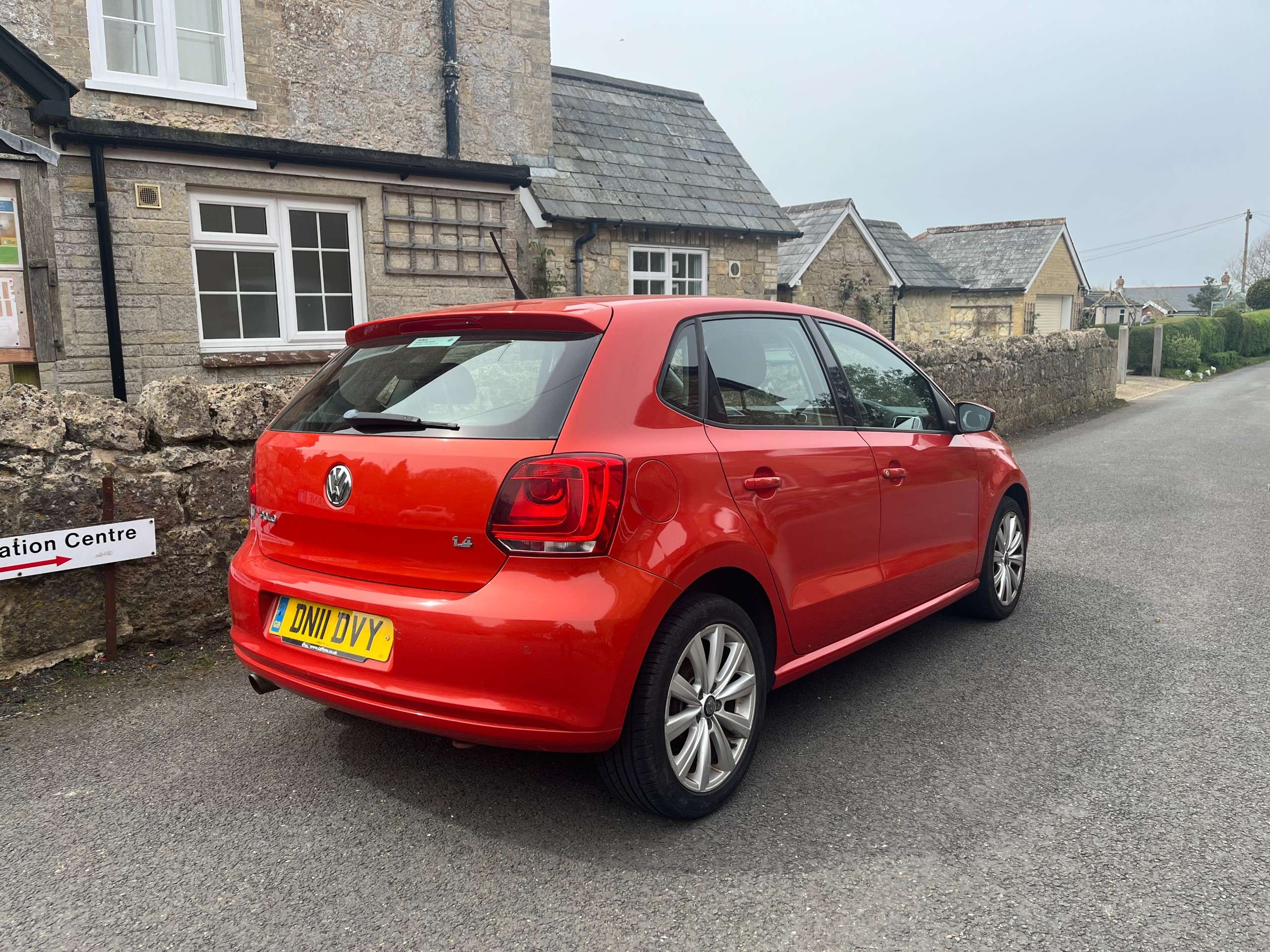 A 2011 VOLKSWAGEN POLO 1.4 SEL Hatchback 5dr Petrol DSG Euro 5 (85 ps) A 2011 VOLKSWAGEN POLO 1.4 SEL Hatchback 5dr Petrol DSG Euro 5 (85 ps)