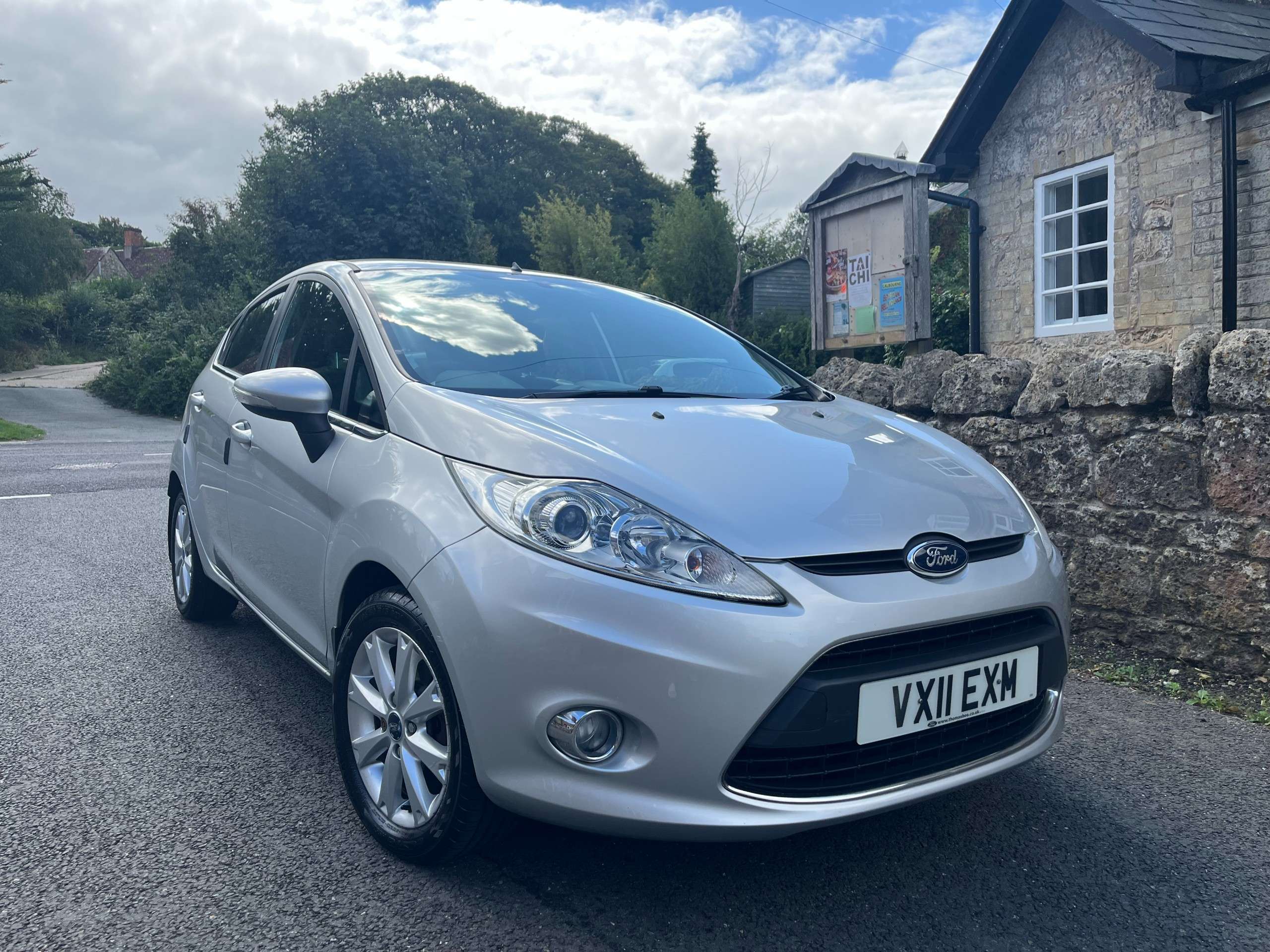 A 2011 FORD FIESTA ZETEC 5-Door A 2011 FORD FIESTA ZETEC 5-Door