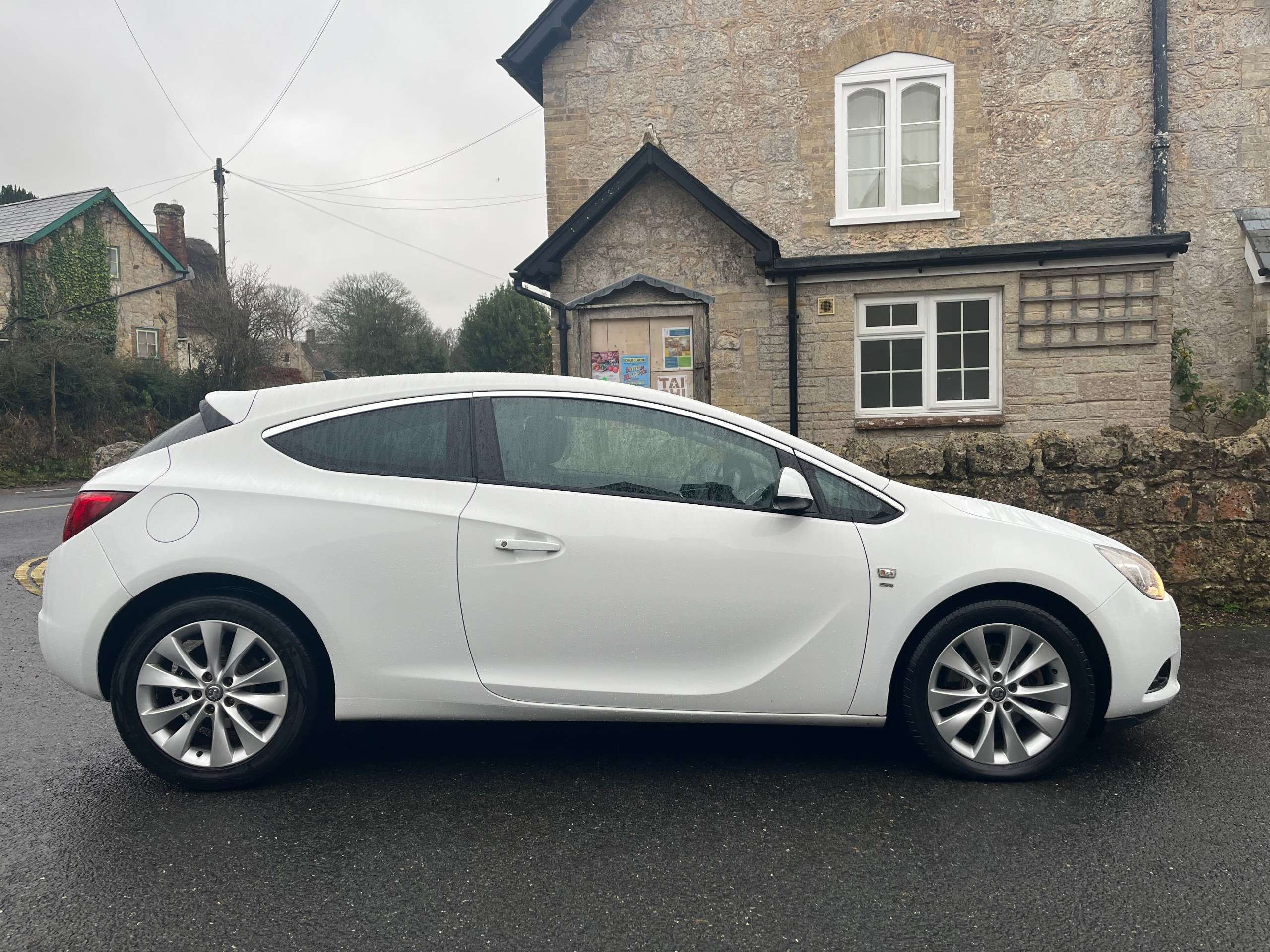 A 2014 VAUXHALL ASTRA 1.4T SRi Coupe 3dr Petrol Manual Euro 5 (s/s) (140 ps) A 2014 VAUXHALL ASTRA 1.4T SRi Coupe 3dr Petrol Manual Euro 5 (s/s) (140 ps)