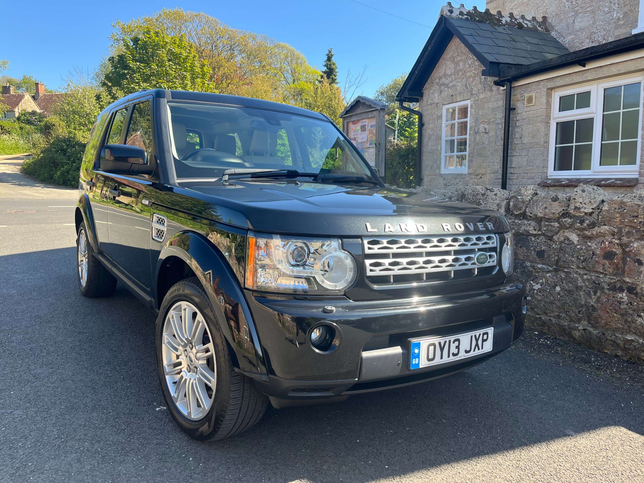 A 2013 LAND ROVER DISCOVERY 4 3.0 SD V6 HSE SUV 5dr Diesel Auto 4WD Euro 5 (255 bhp) A 2013 LAND ROVER DISCOVERY 4 3.0 SD V6 HSE SUV 5dr Diesel Auto 4WD Euro 5 (255 bhp)