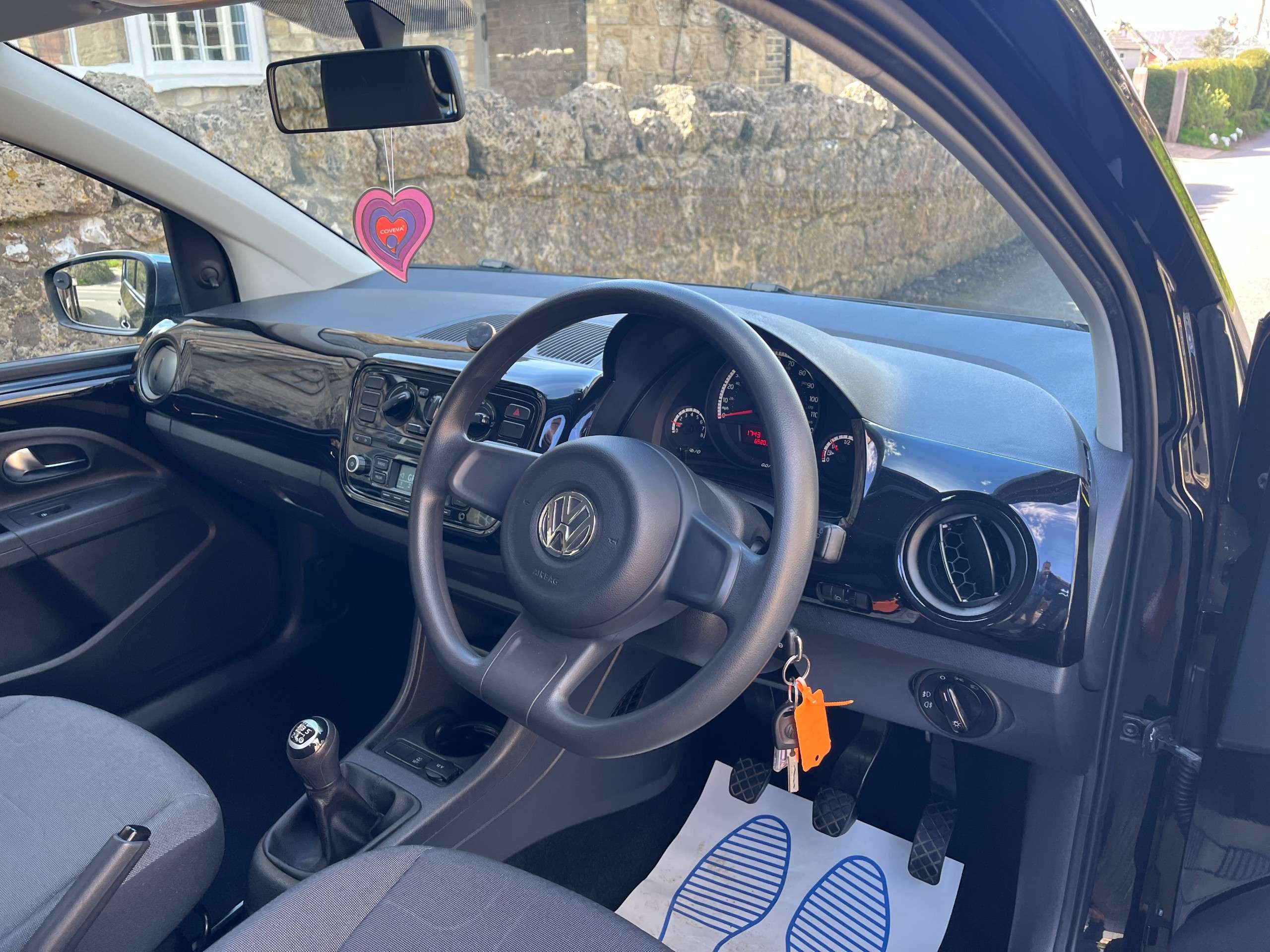 A 2014 VOLKSWAGEN UP! 1.0 Move up Hatchback 5dr Petrol Manual A 2014 VOLKSWAGEN UP! 1.0 Move up Hatchback 5dr Petrol Manual