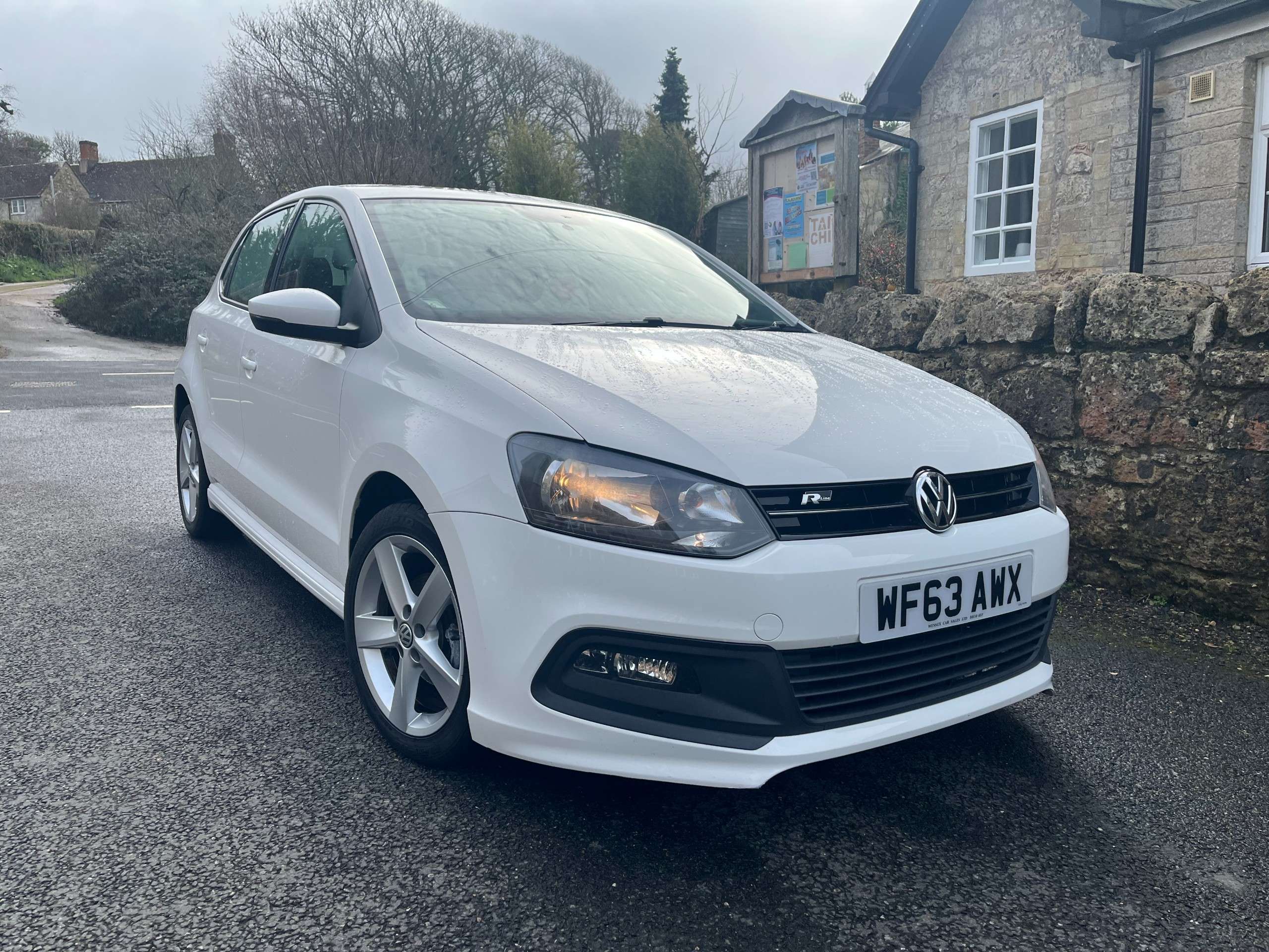 A 2013 VOLKSWAGEN POLO 1.2 R-Line Style Hatchback 5dr Petrol Manual Euro 5 (A/C) (60 ps) A 2013 VOLKSWAGEN POLO 1.2 R-Line Style Hatchback 5dr Petrol Manual Euro 5 (A/C) (60 ps)