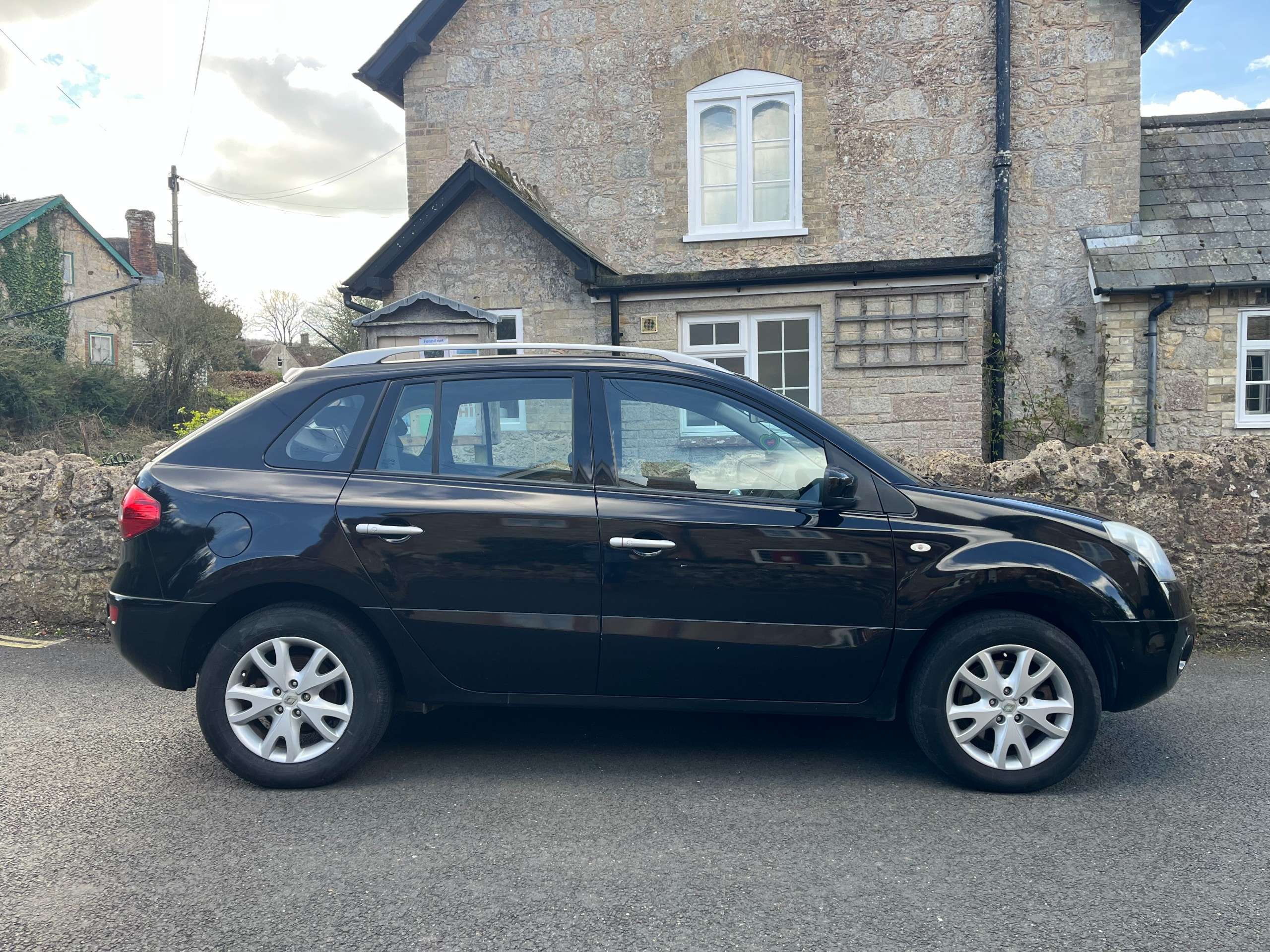 A 2010 RENAULT KOLEOS 2.0 dCi Dynamique S SNav SUV 5dr Diesel Manual 4WD Euro 4 (150 ps) A 2010 RENAULT KOLEOS 2.0 dCi Dynamique S SNav SUV 5dr Diesel Manual 4WD Euro 4 (150 ps)