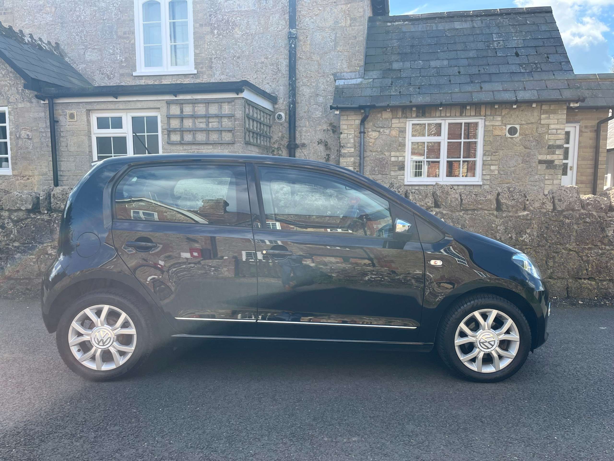 A 2014 VOLKSWAGEN UP! 1.0 Move up Hatchback 5dr Petrol Manual A 2014 VOLKSWAGEN UP! 1.0 Move up Hatchback 5dr Petrol Manual