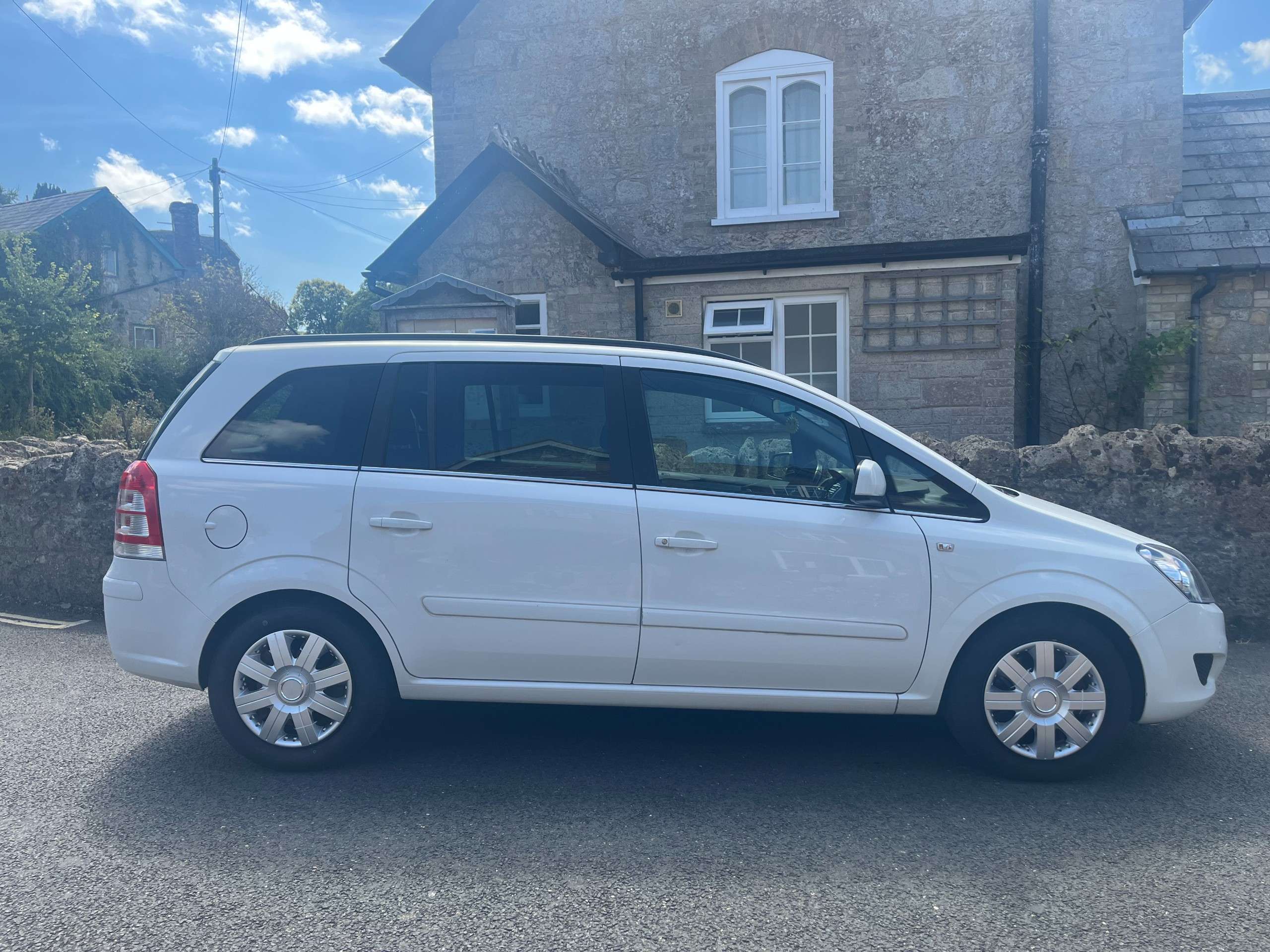 A 2011 VAUXHALL ZAFIRA 1.7 CDTi ecoFLEX Exclusiv MPV 5dr Diesel Manual Euro 5 (110 ps) A 2011 VAUXHALL ZAFIRA 1.7 CDTi ecoFLEX Exclusiv MPV 5dr Diesel Manual Euro 5 (110 ps)