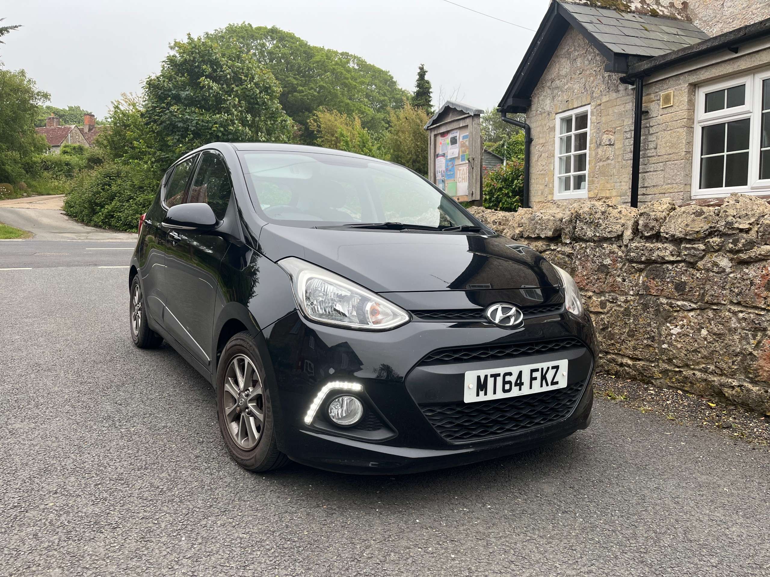 A 2014 HYUNDAI I10 1.0 Premium Hatchback 5dr Petrol Manual Euro 5 (66 ps) A 2014 HYUNDAI I10 1.0 Premium Hatchback 5dr Petrol Manual Euro 5 (66 ps)