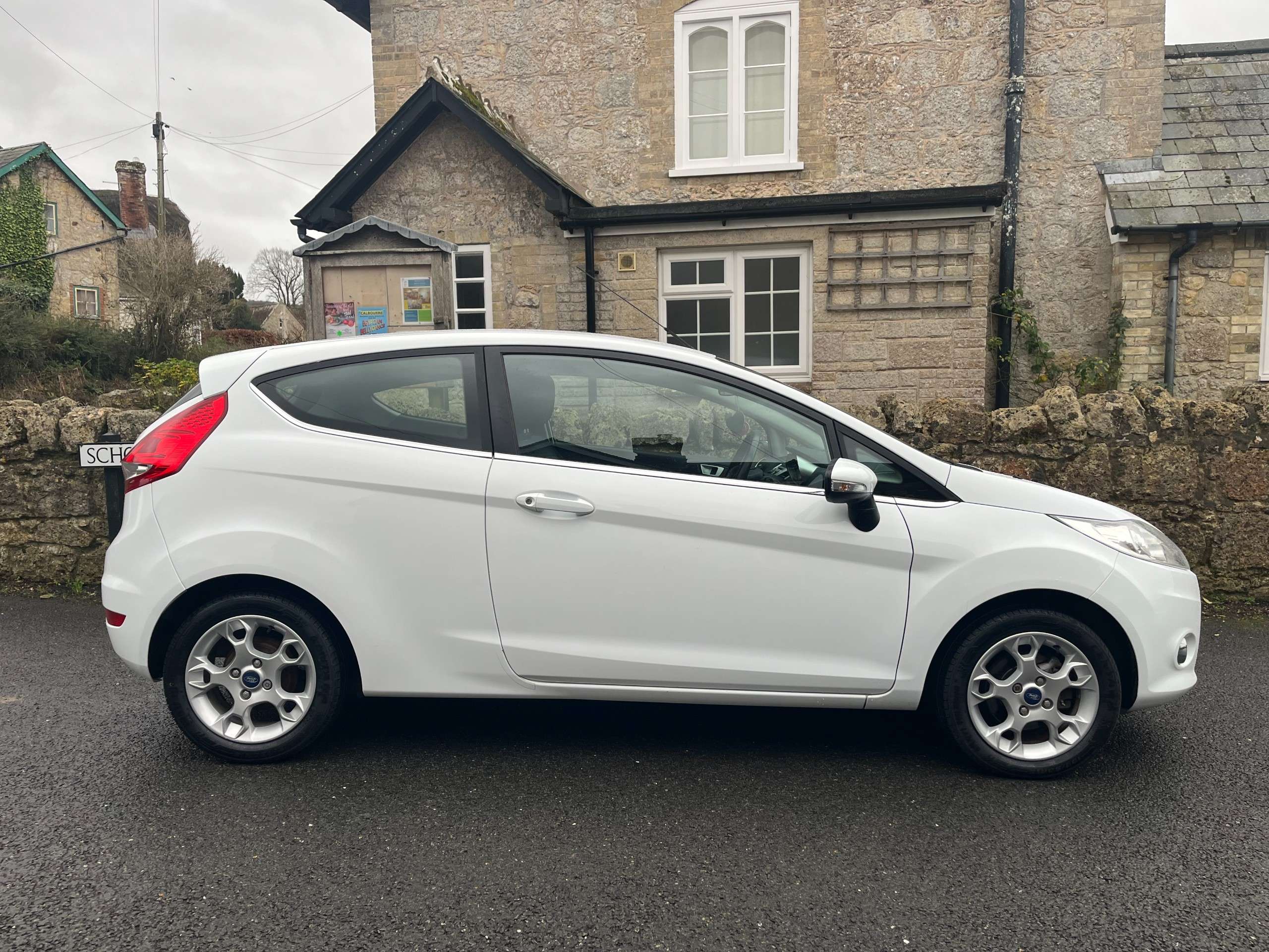 A 2011 FORD FIESTA 1.25 Zetec Hatchback 3dr Petrol Manual (129 g/km, 81 bhp) A 2011 FORD FIESTA 1.25 Zetec Hatchback 3dr Petrol Manual (129 g/km, 81 bhp)