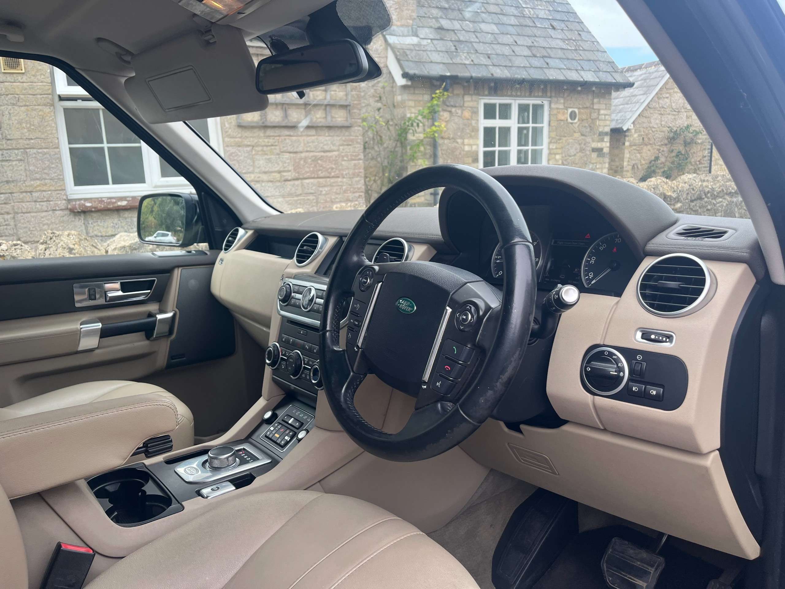 A 2013 LAND ROVER DISCOVERY 4 3.0 SD V6 XS SUV 5dr Diesel Auto 4WD Euro 5 (255 bhp) A 2013 LAND ROVER DISCOVERY 4 3.0 SD V6 XS SUV 5dr Diesel Auto 4WD Euro 5 (255 bhp)