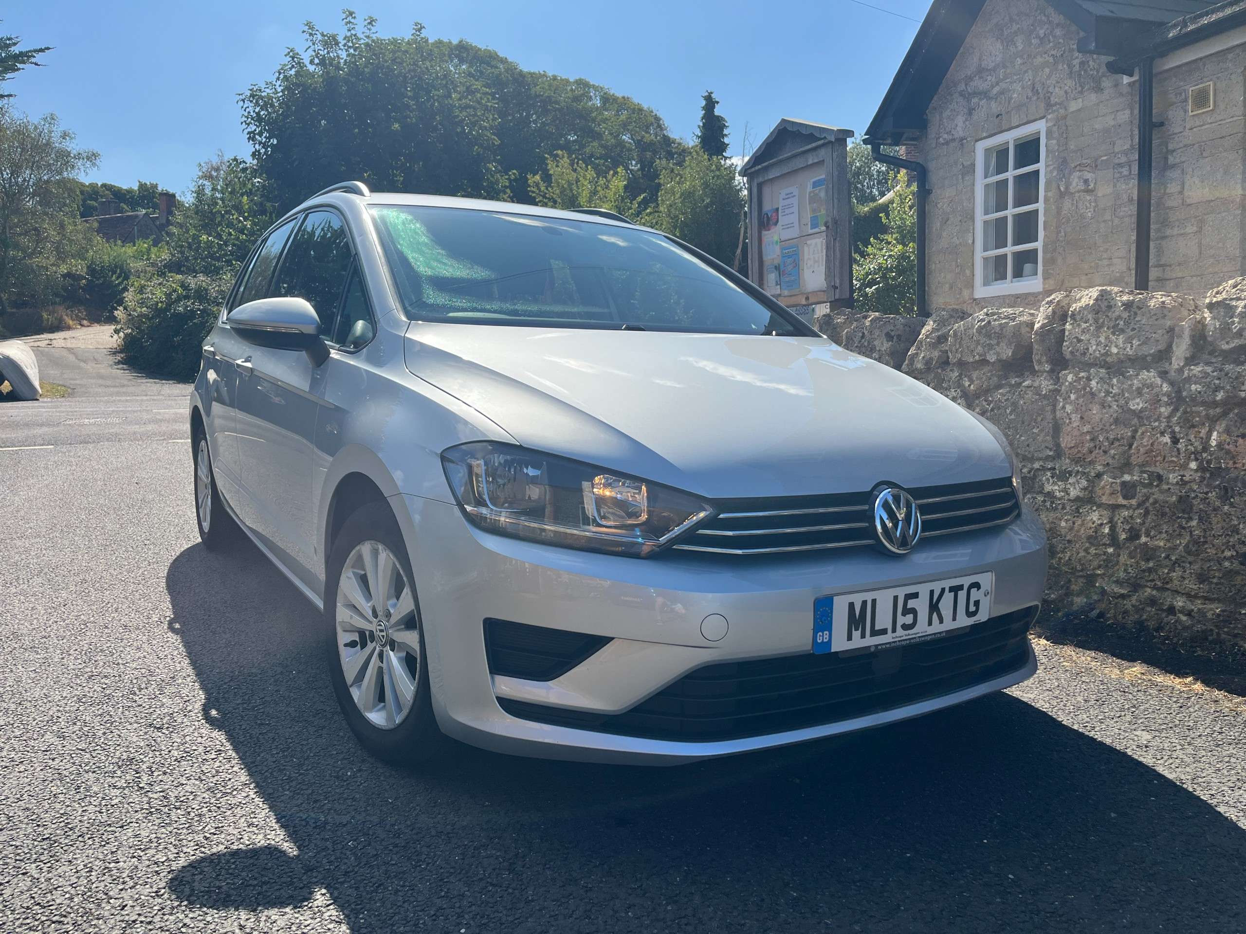 A 2015 VOLKSWAGEN GOLF SV 1.6 TDI BlueMotion Tech SE MPV 5dr Diesel Manual Euro 6 (s/s) (110 ps) A 2015 VOLKSWAGEN GOLF SV 1.6 TDI BlueMotion Tech SE MPV 5dr Diesel Manual Euro 6 (s/s) (110 ps)
