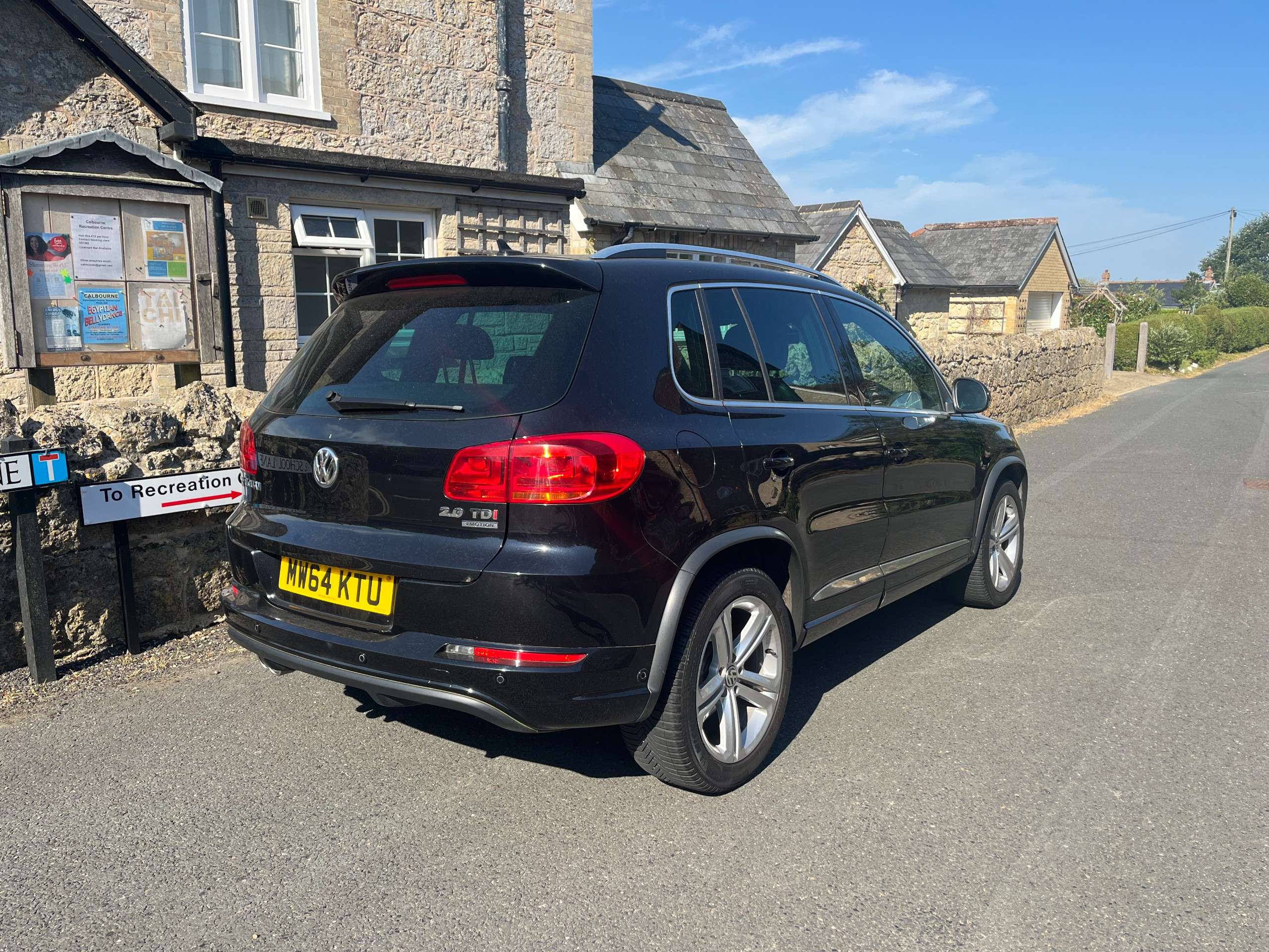 A 2014 VOLKSWAGEN TIGUAN 2.0 TDI BlueMotion Tech R-Line SUV 5dr Diesel DSG 4WD Euro 5 (s/s) (Nav) (177 ps) A 2014 VOLKSWAGEN TIGUAN 2.0 TDI BlueMotion Tech R-Line SUV 5dr Diesel DSG 4WD Euro 5 (s/s) (Nav) (177 ps)