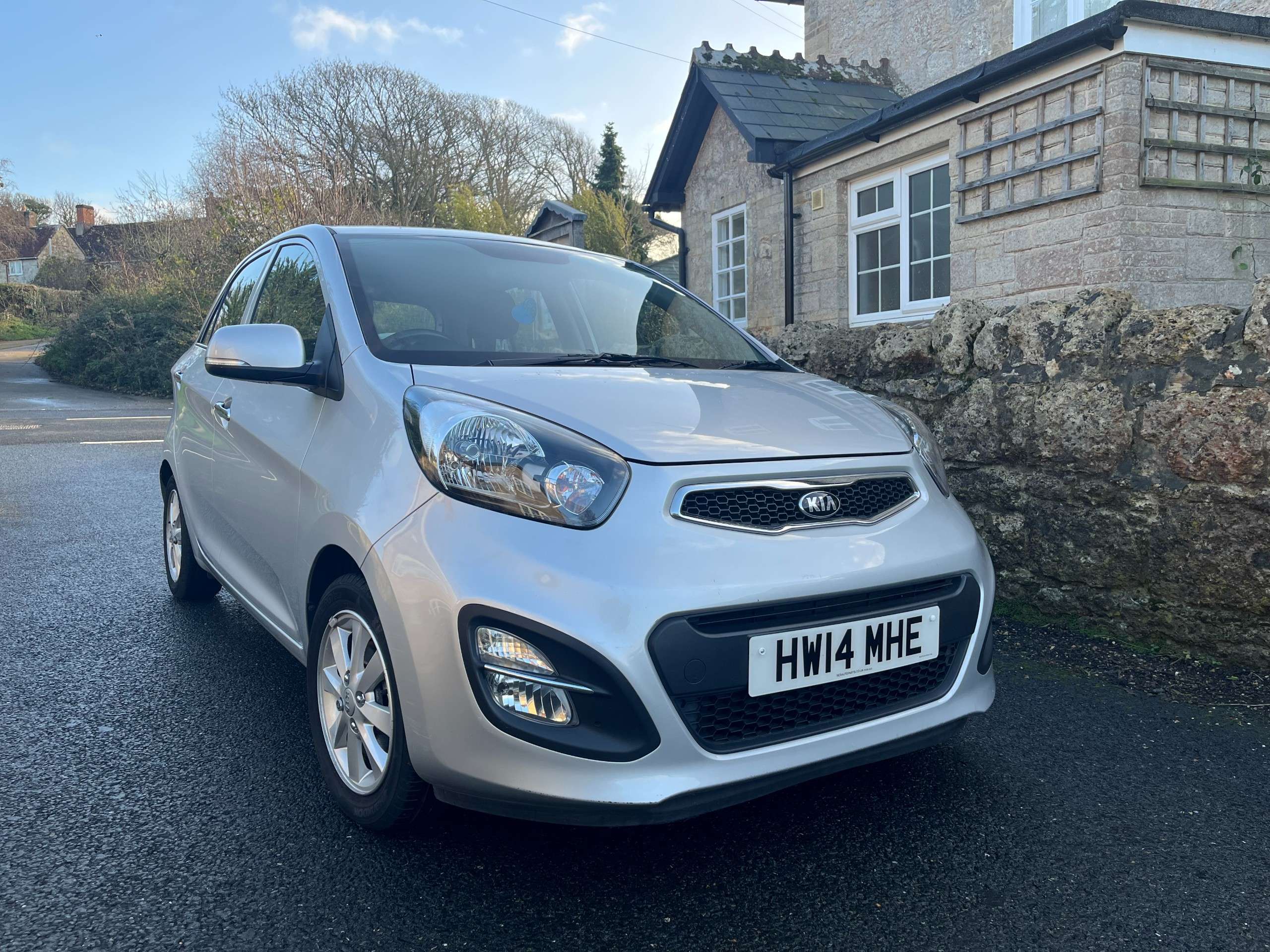A 2014 KIA PICANTO 2 A 2014 KIA PICANTO 2
