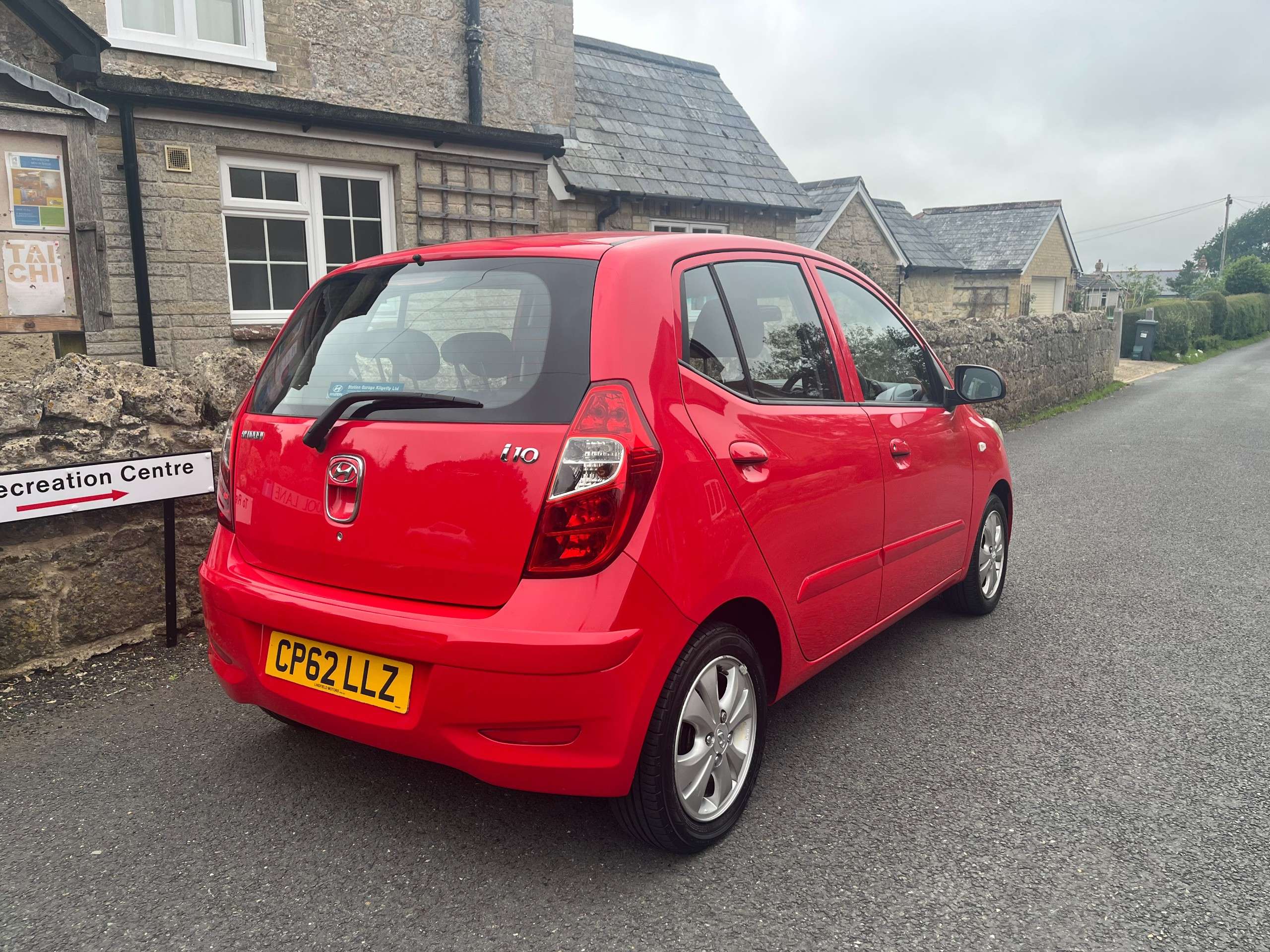 A 2012 HYUNDAI I10 1.2 Active Hatchback 5dr Petrol Manual Euro 5 (85 bhp) A 2012 HYUNDAI I10 1.2 Active Hatchback 5dr Petrol Manual Euro 5 (85 bhp)