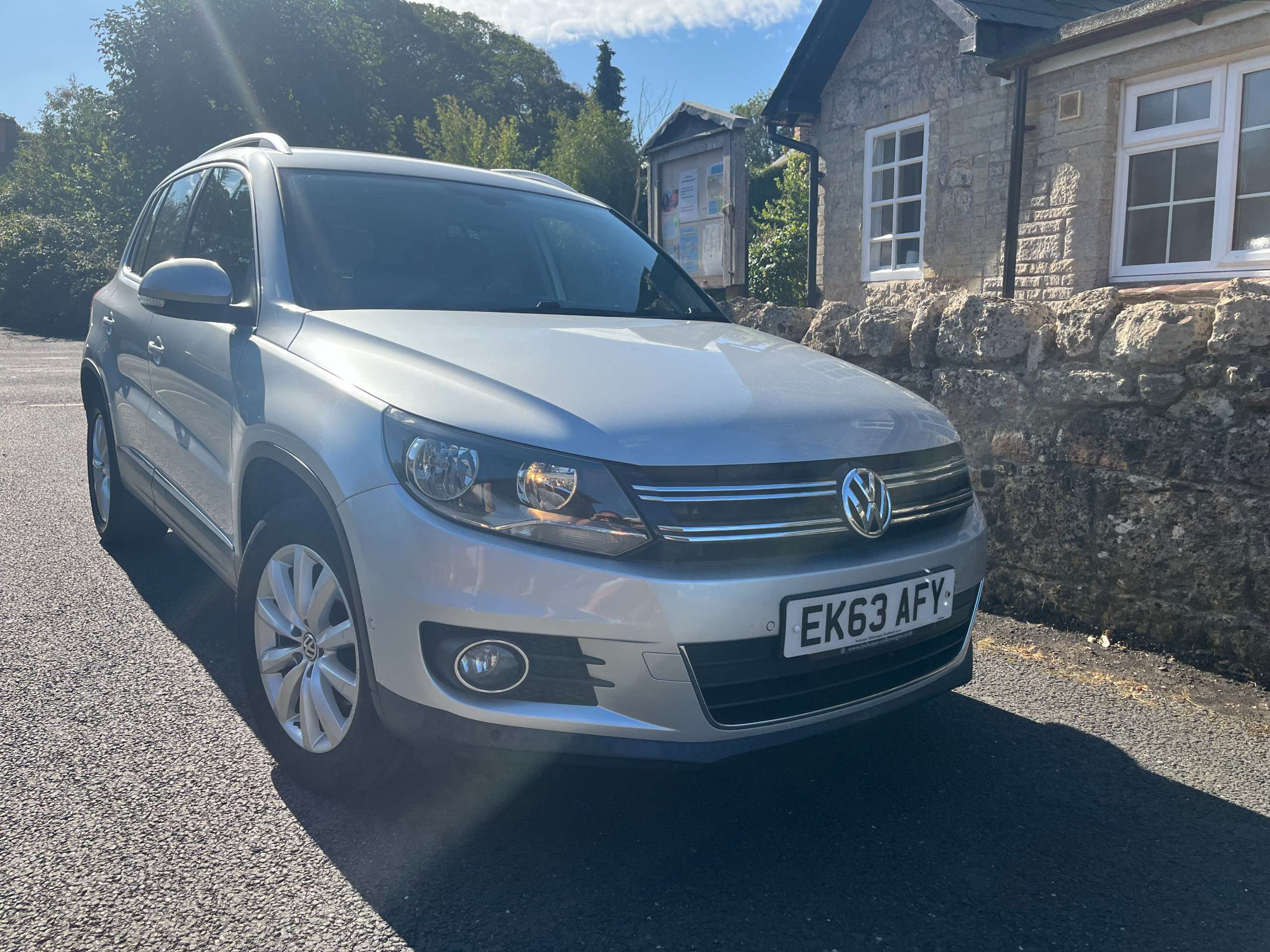 A 2013 VOLKSWAGEN TIGUAN 2.0 TDI BlueMotion Tech Match SUV 5dr Diesel Manual 4WD Euro 5 (s/s) (140 ps) A 2013 VOLKSWAGEN TIGUAN 2.0 TDI BlueMotion Tech Match SUV 5dr Diesel Manual 4WD Euro 5 (s/s) (140 ps)