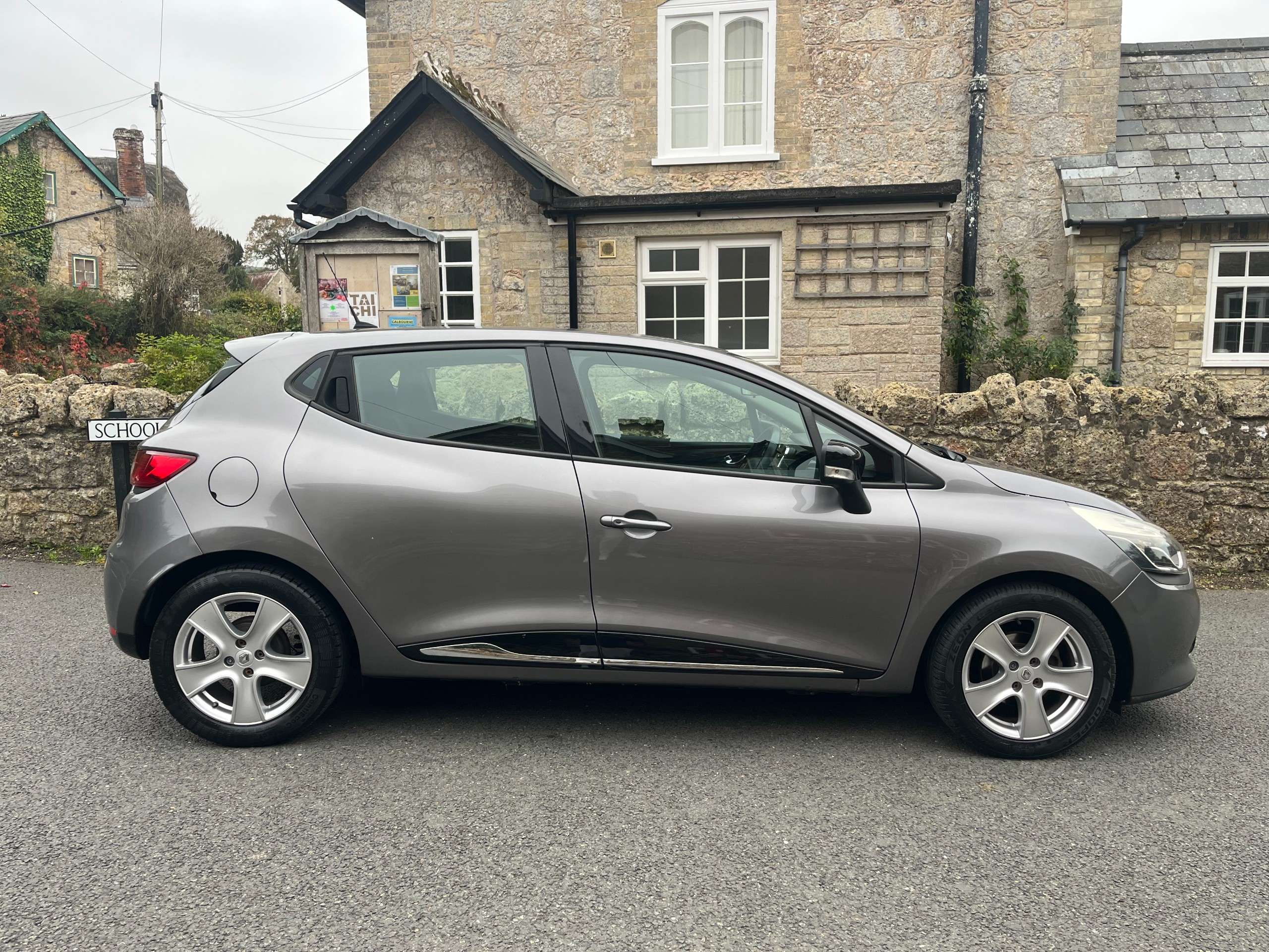 A 2013 RENAULT CLIO 1.2 16V Dynamique MediaNav Hatchback 5dr Petrol Manual Euro 5 (75 ps) A 2013 RENAULT CLIO 1.2 16V Dynamique MediaNav Hatchback 5dr Petrol Manual Euro 5 (75 ps)
